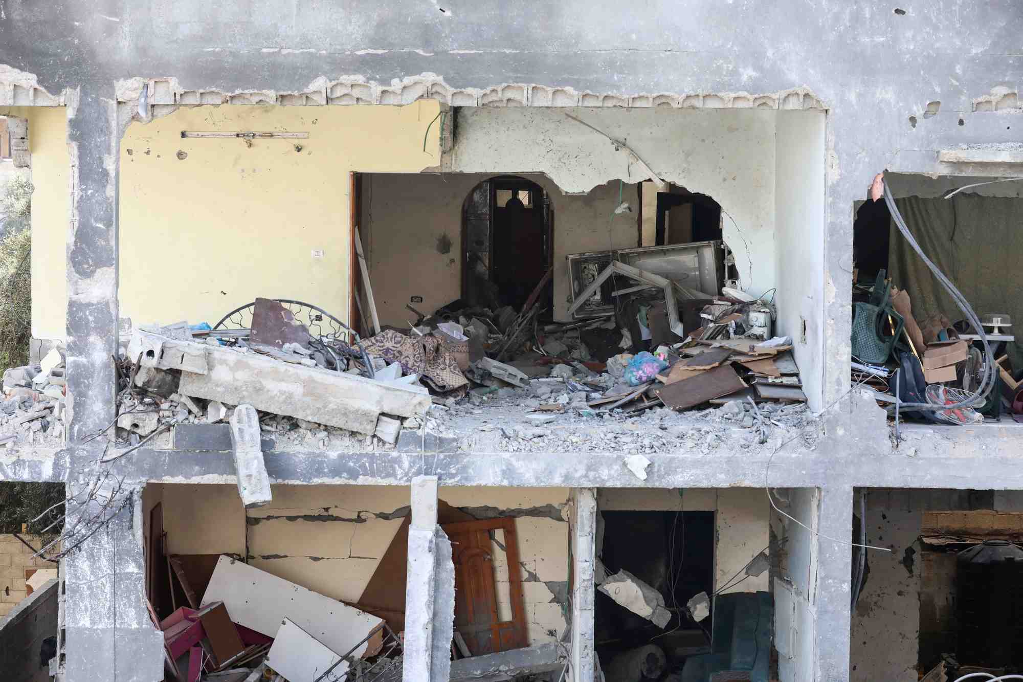 Consequences des frappes israeliennes sur la zone ou les otages israeliens ont ete secourus, dans le camp de refugies de nuseirat.