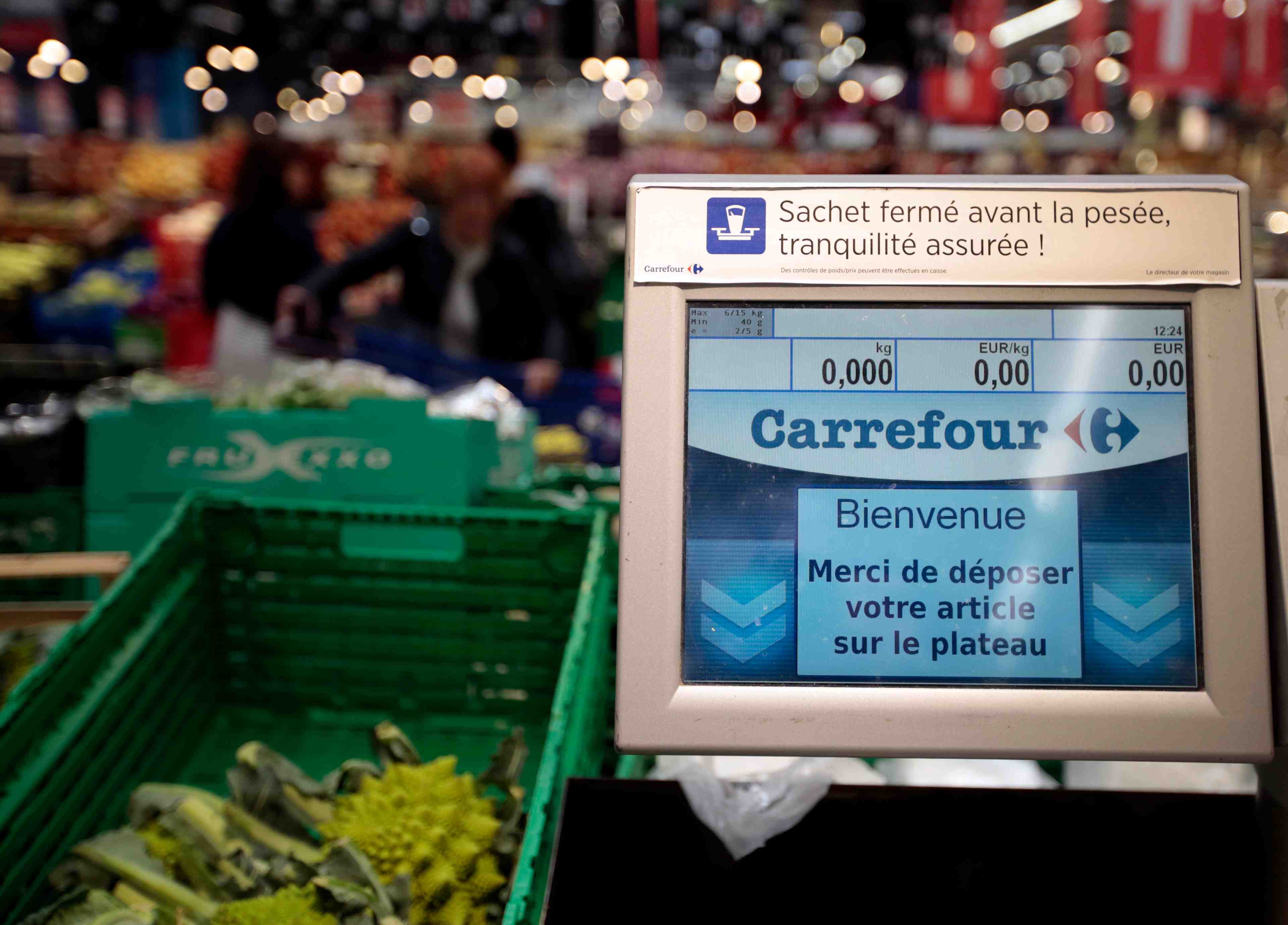 Carrefour: apres les couts, le marche veut du concret sur les ventes