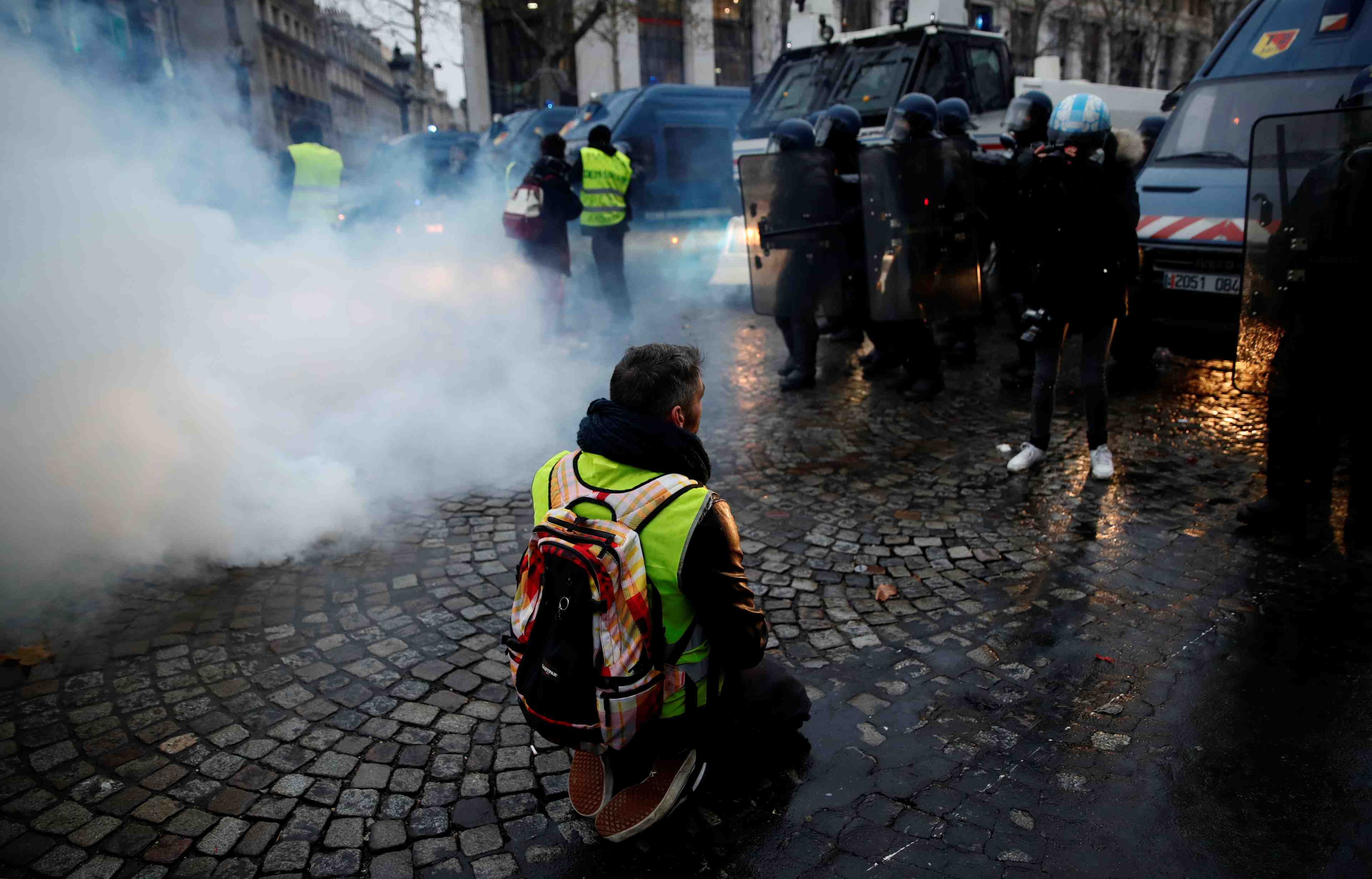 "gilets jaunes": interpellations en forte baisse a paris pour l'acte 5
