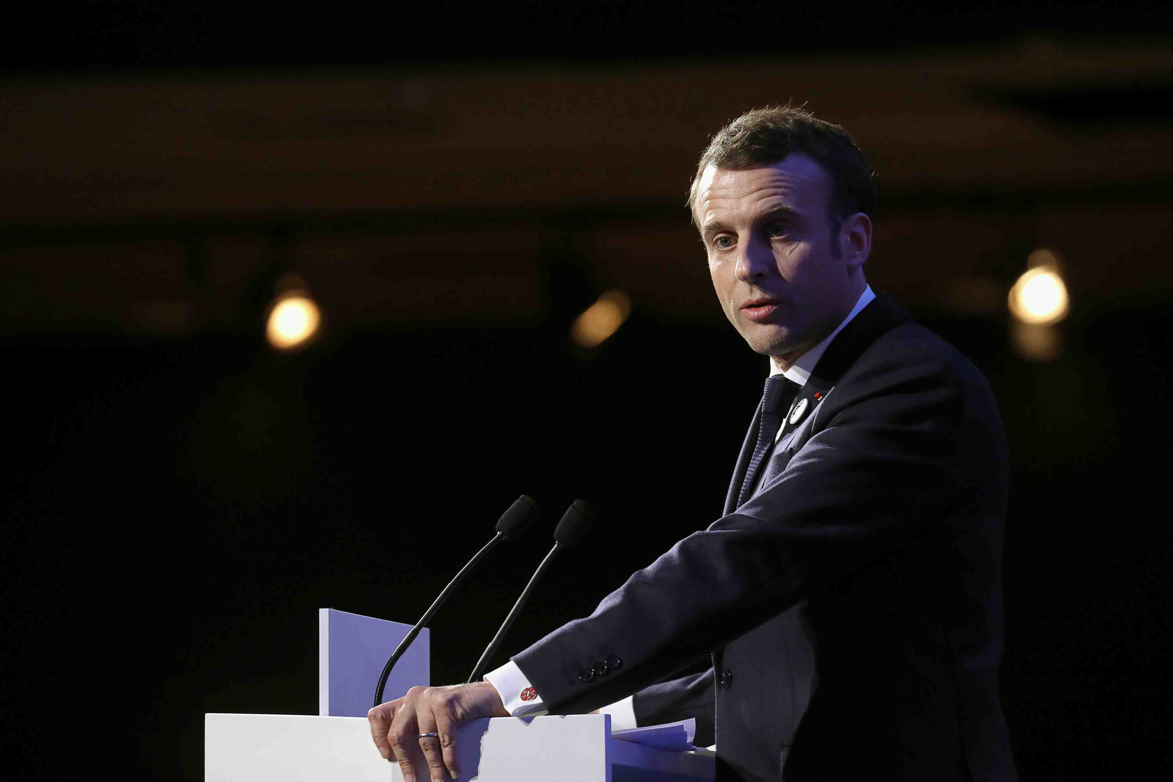 Proposition de loi contre la haine sur internet en mai, declare macron
