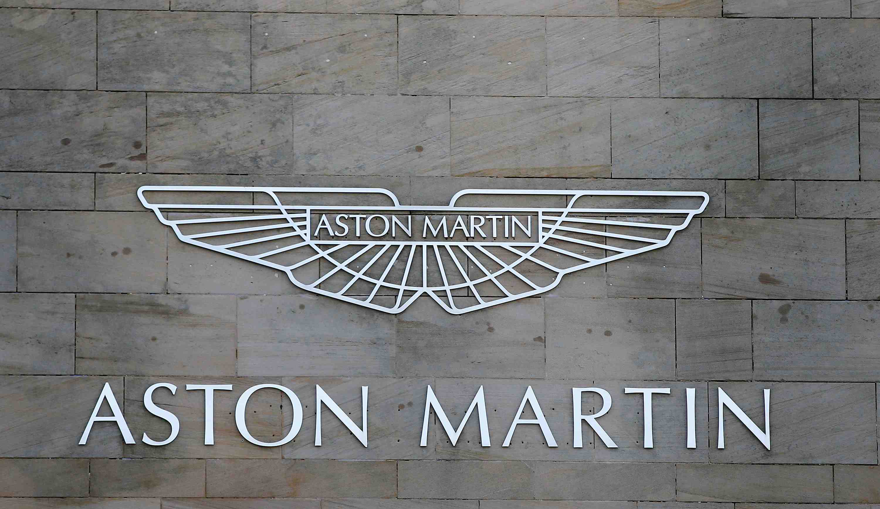 Aston martin penalise par ses couts malgre des ventes en hausse