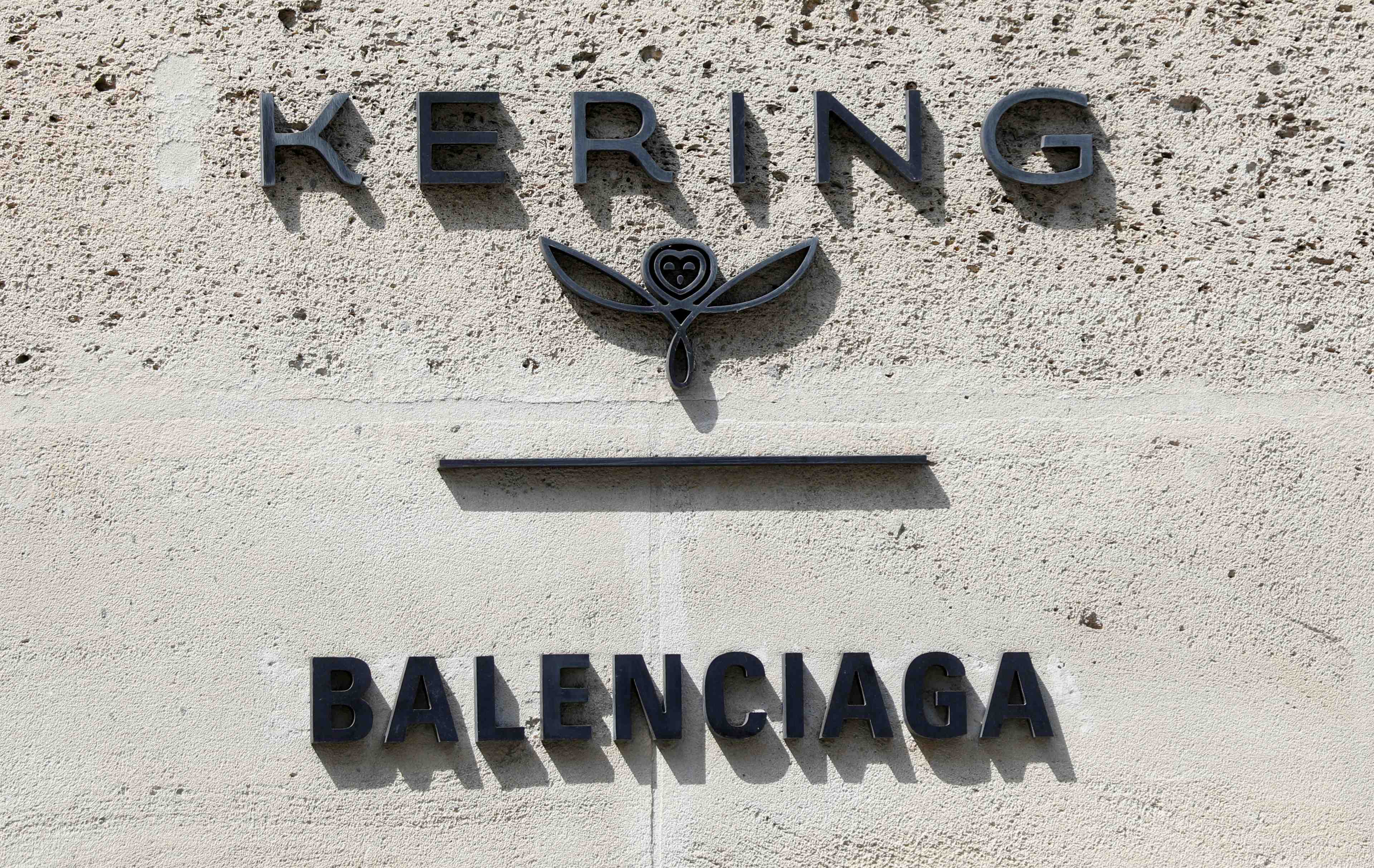 Kering etudie de possibles m&a, la croissance organique prioritaire