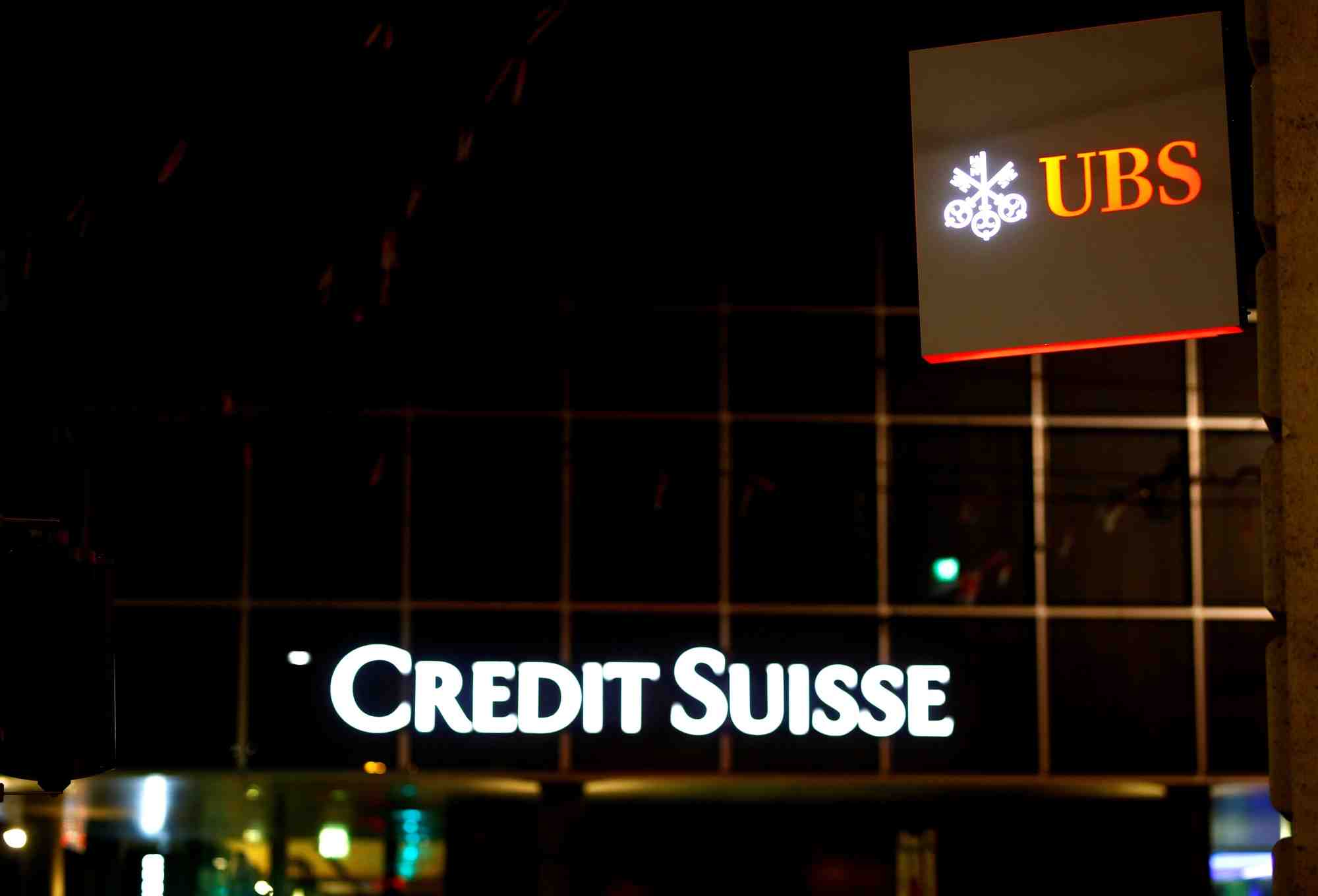 Photo d'archives des logos d'ubs et de credit suisse a bale, en suisse