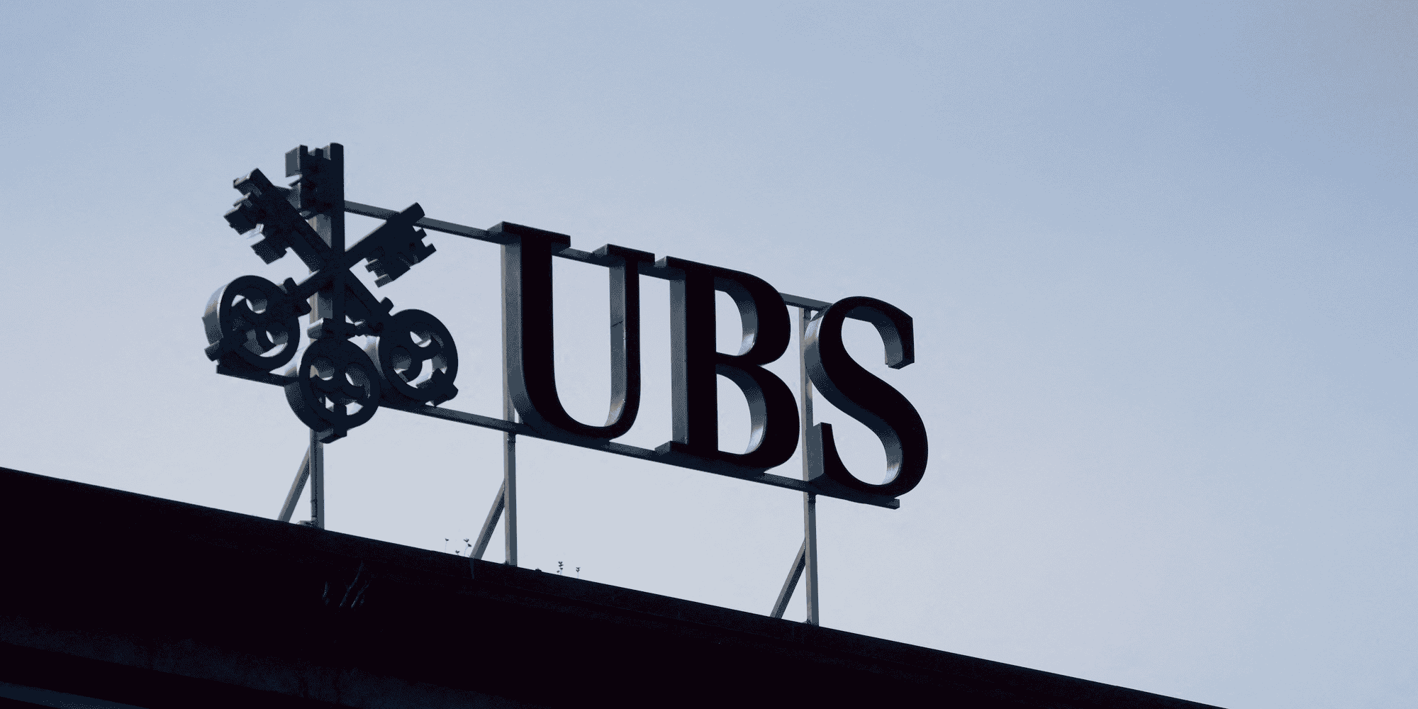 Un logo est visible au siege de la banque ubs a zurich