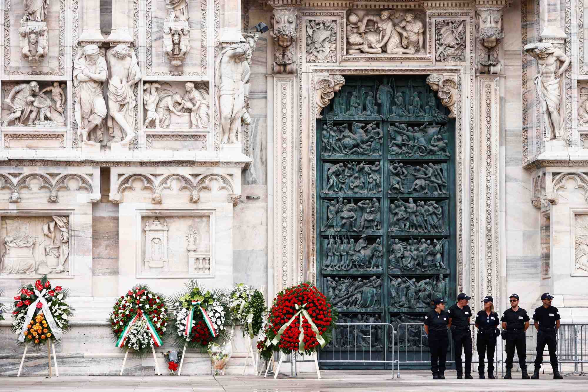 Le personnel de securite se tient pres des guirlandes lors des funerailles de l'ancien premier ministre italien silvio berlusconi