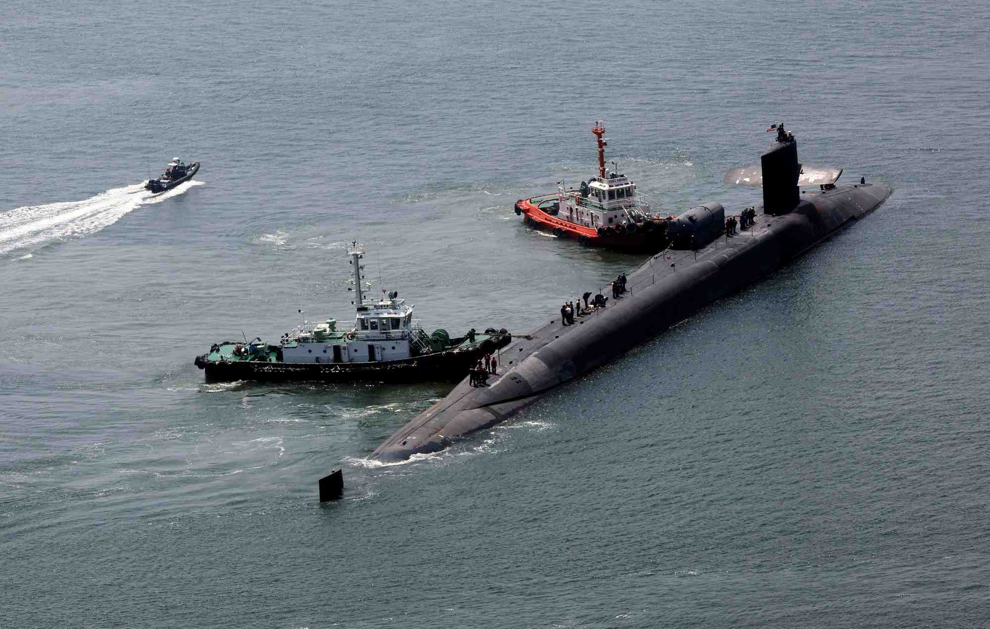 Le sous-marin nucleaire americain arrive dans un port de busan en coree du sud