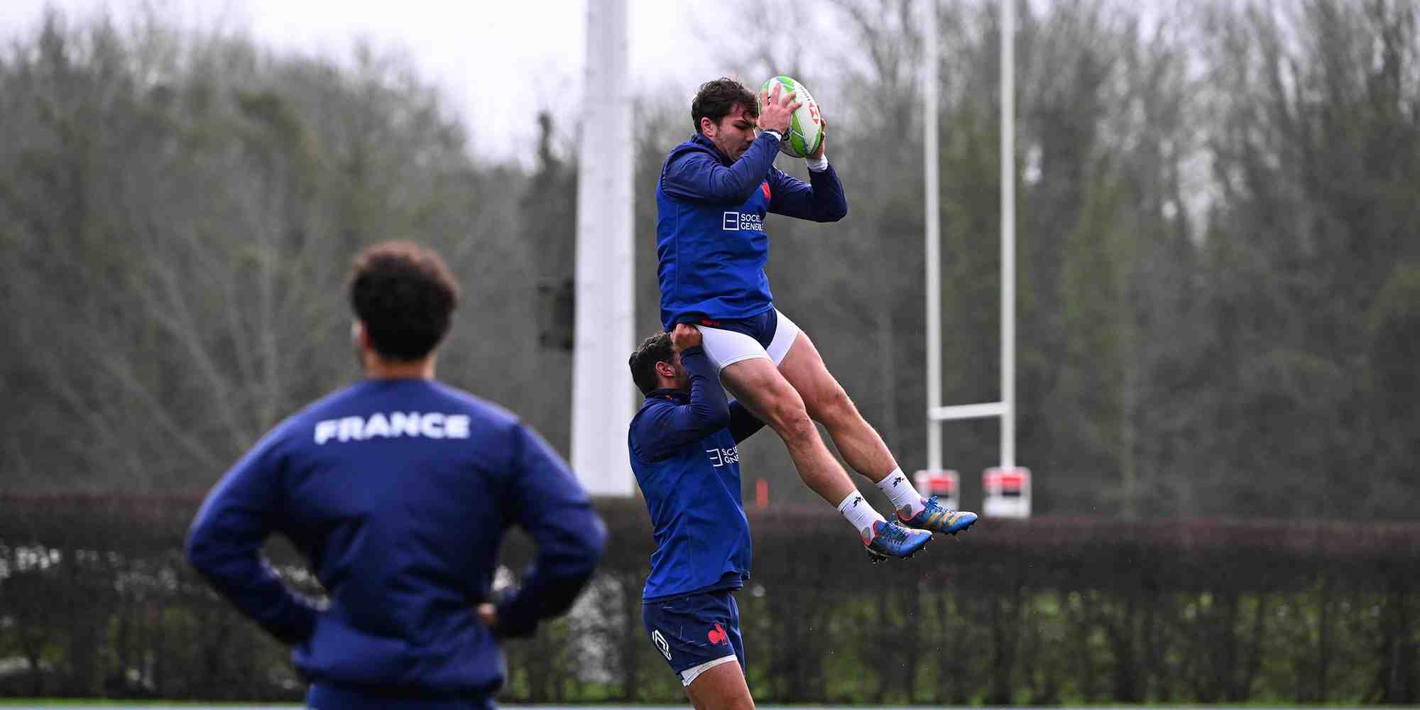 Antoine Dupont s’essaye à la touche avec l’équipe de France de rugby à 7, au centre national à Marcoussis, début janvier.
