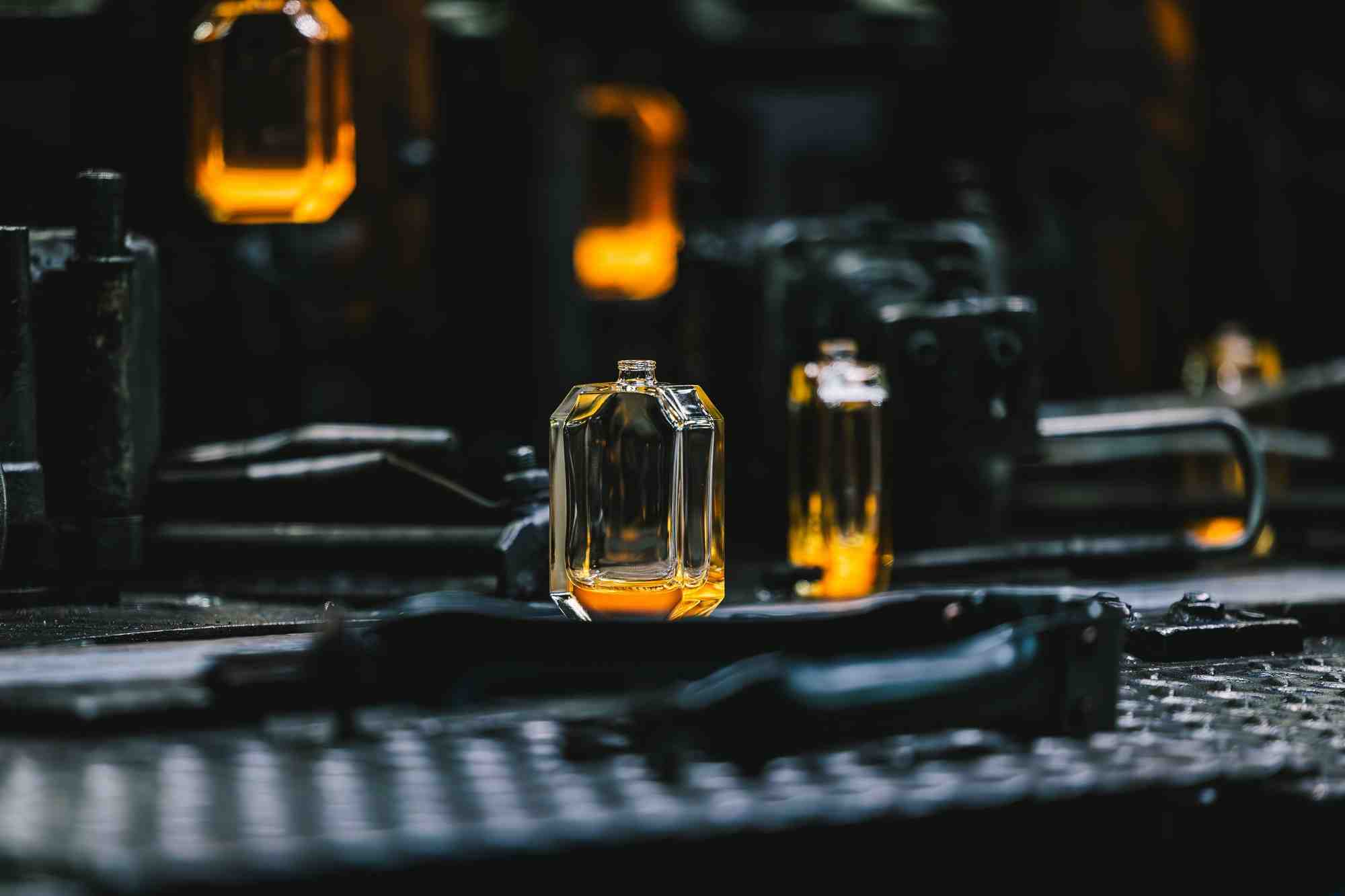 Parmi les réalisations iconiques de Pochet du Courval, on trouve l'eau de Cologne impériale de Guerlain dessinée par un parfumeur en 1853 et toujours fabriqué par la verrerie 170 ans plus tard.