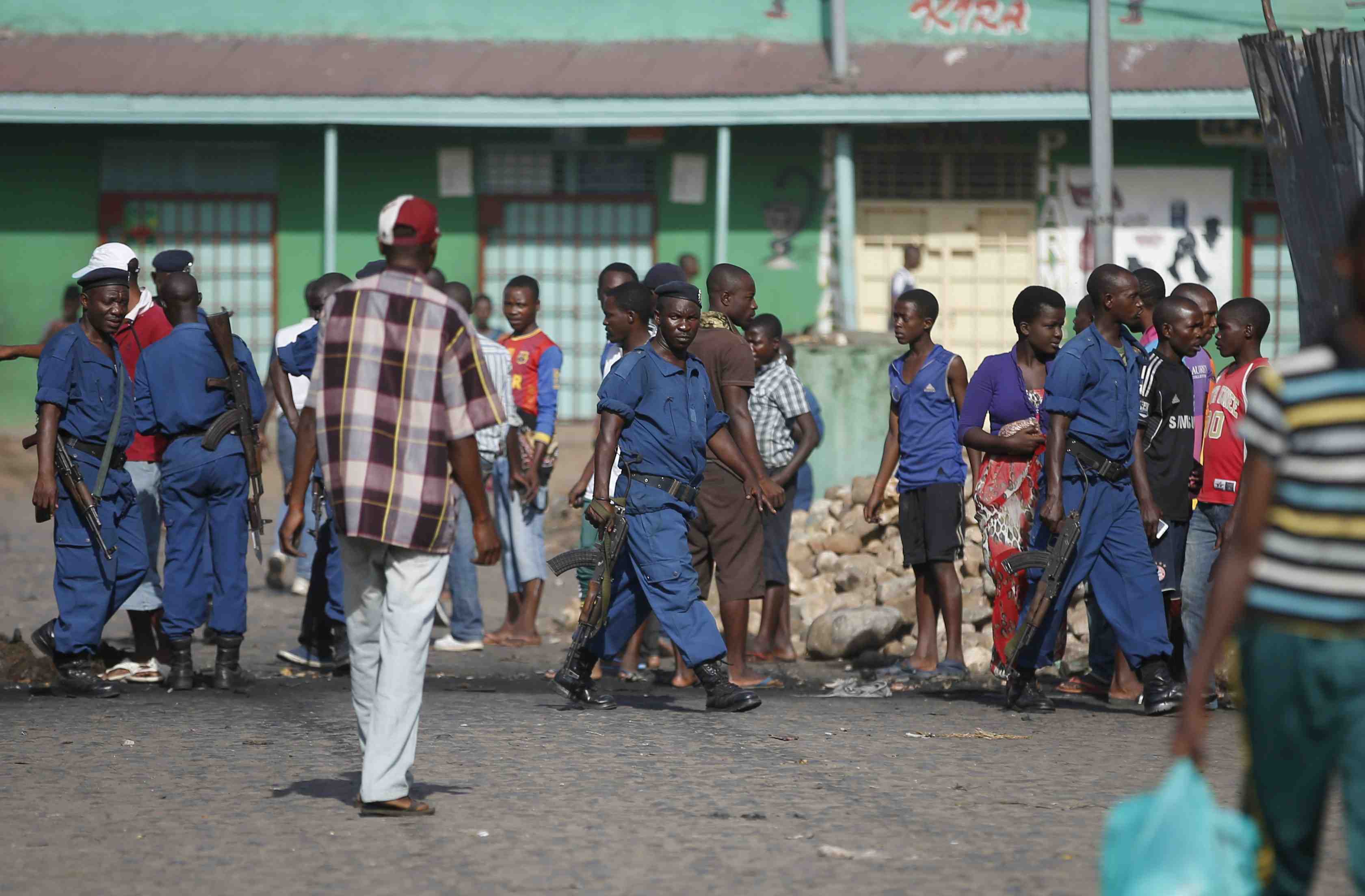 Trois generaux putschistes burundais arretes