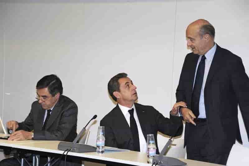 A droite, la partie d'echecs a commence pour 2017