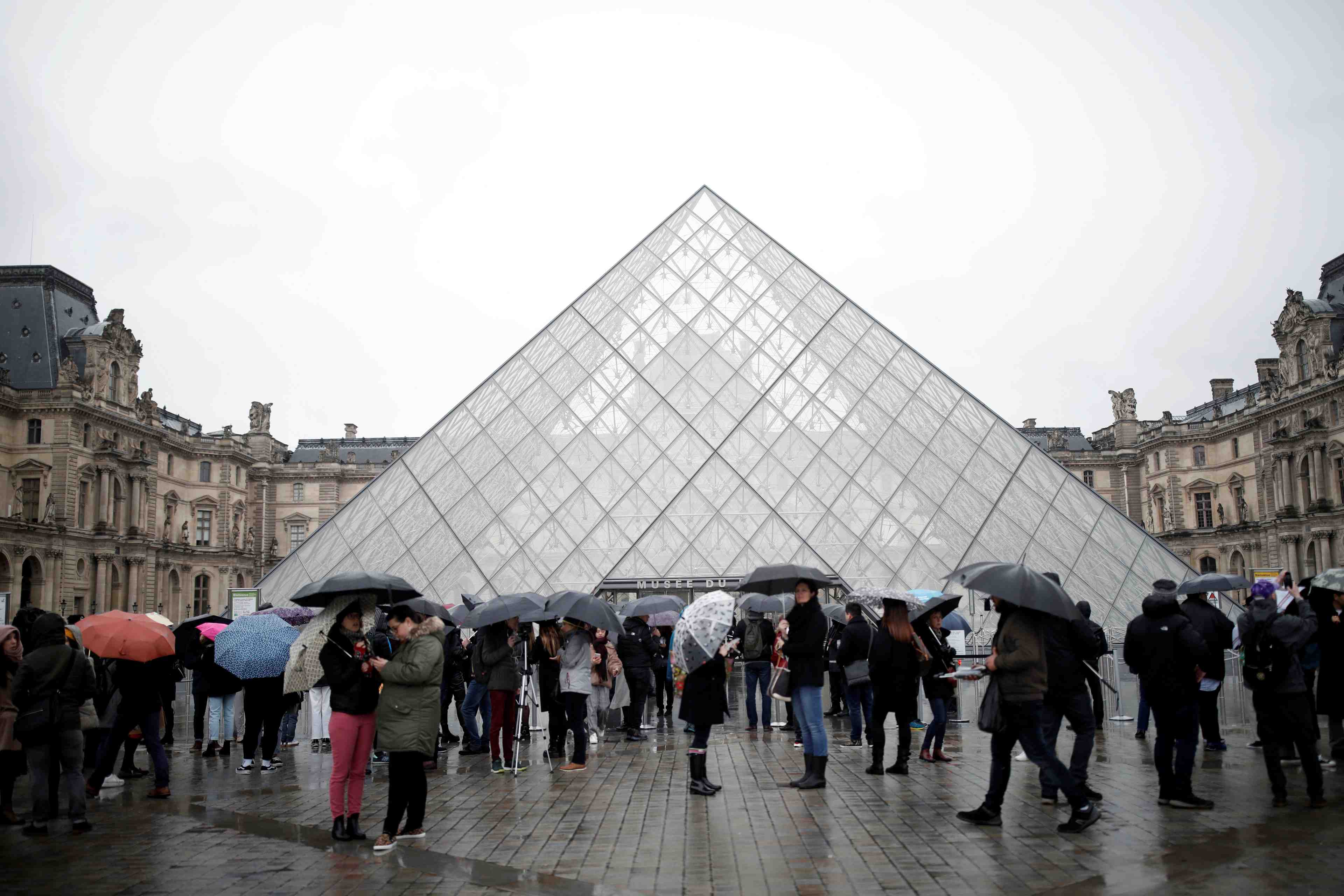 Coronavirus: louvre, acropole, la culture touchee de plein fouet en europe