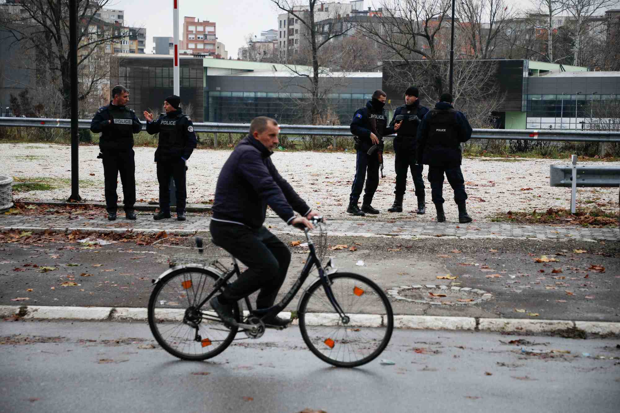 Des officiers de la police du kosovo patrouillent dans une zone du nord de la ville de mitrovica