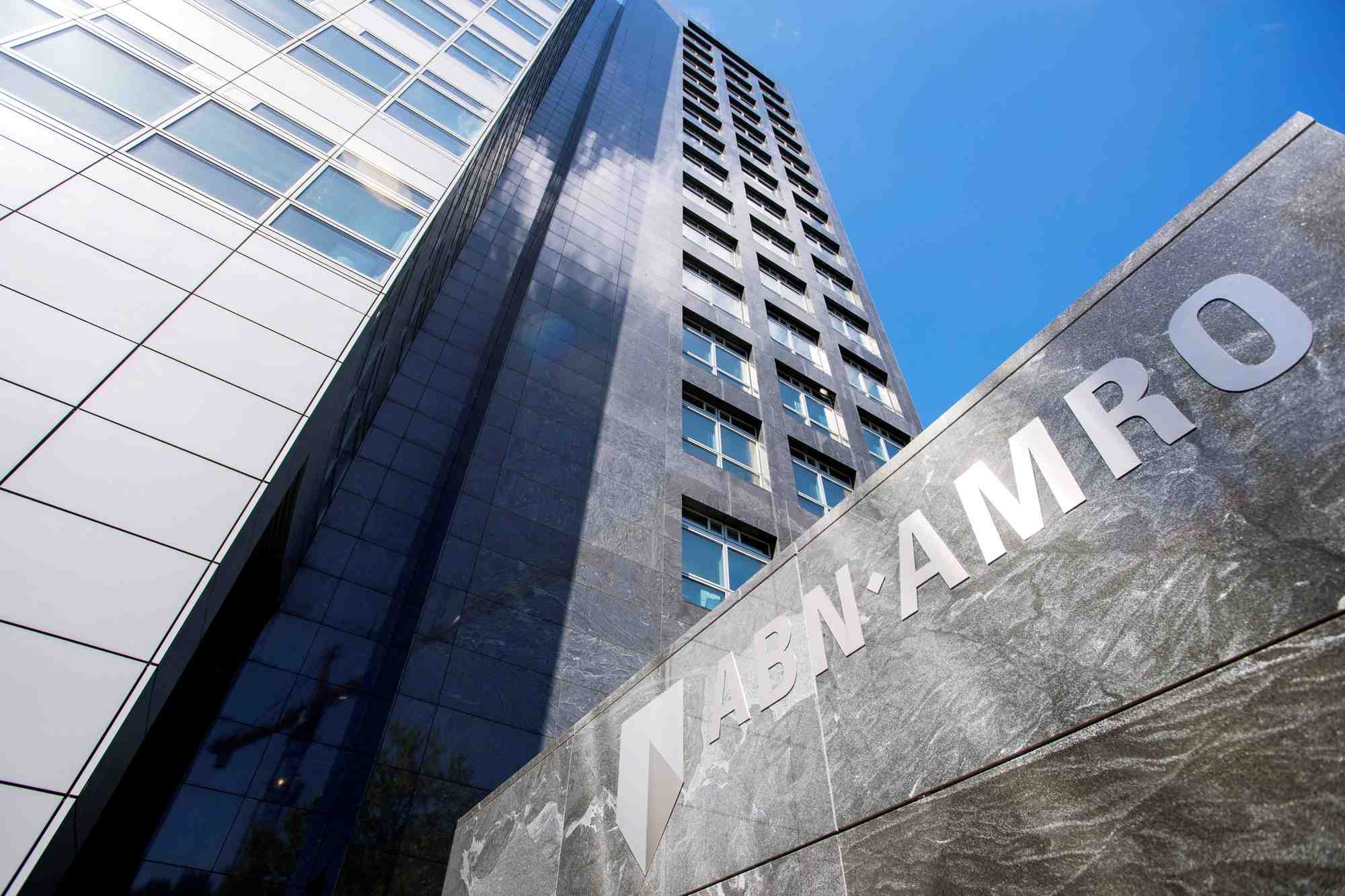 Le logo d'abn amro est visible au siege social a amsterdam