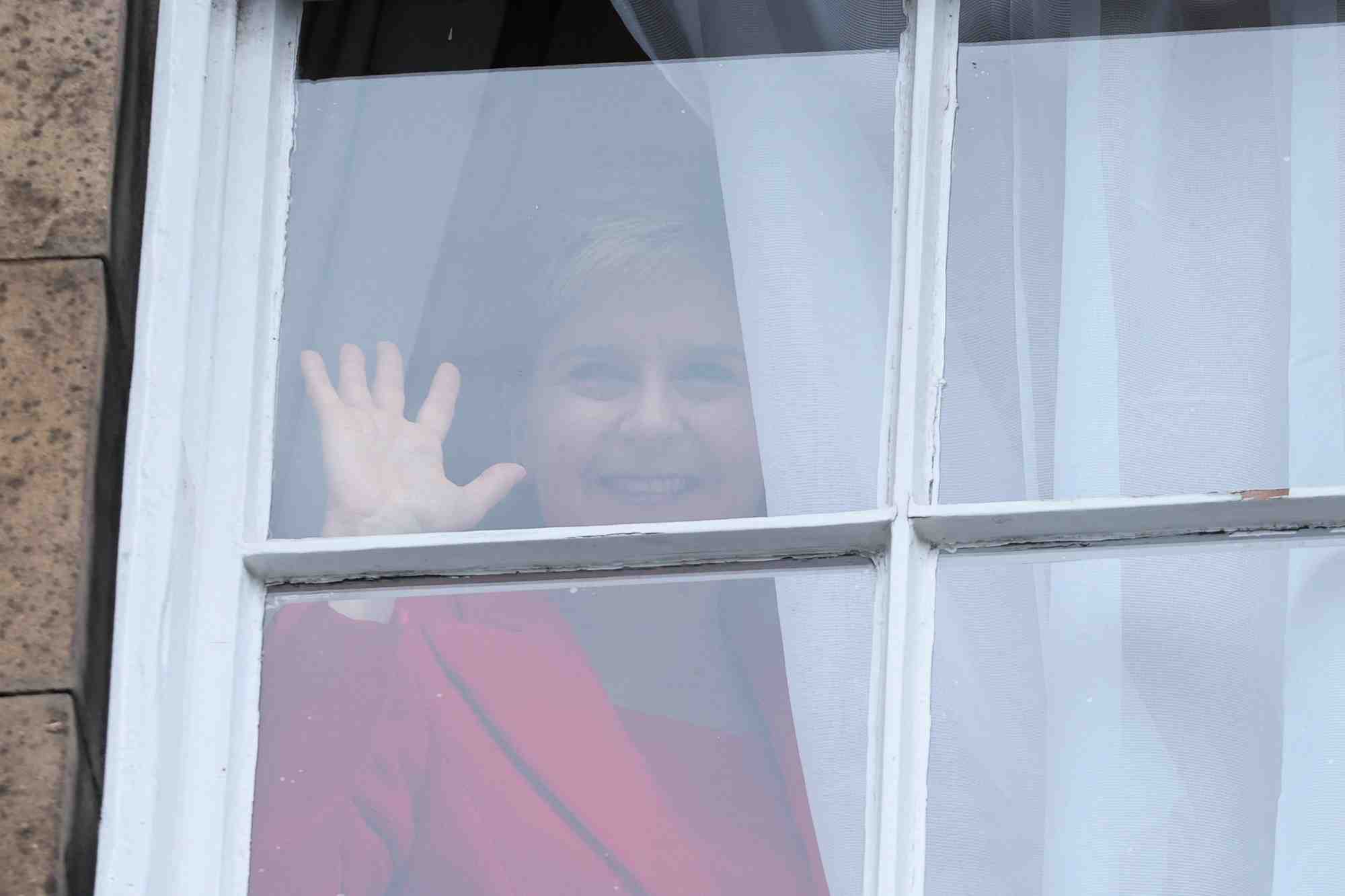 Les gens se rassemblent devant bute house a edimbourg