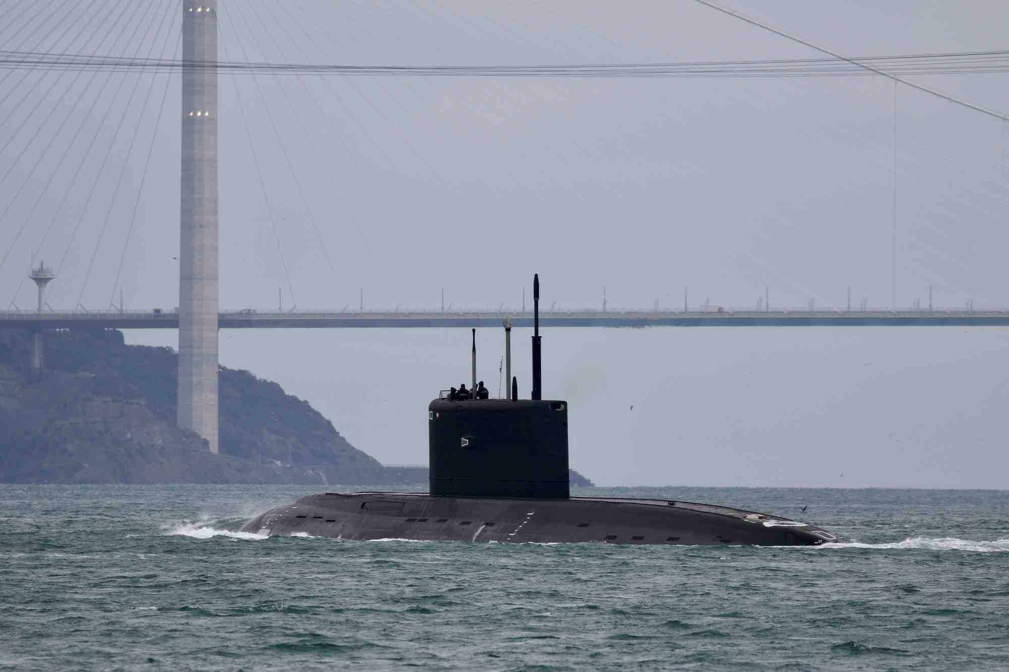 Le sous-marin diesel-electrique de la marine russe rostov-on-don prend la mer dans le bosphore d'istanbul