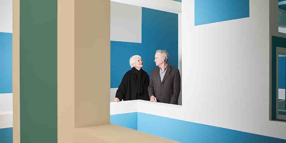 Le couple Billarant devant une œuvre de Krijn de Kooning exposée au Silo.