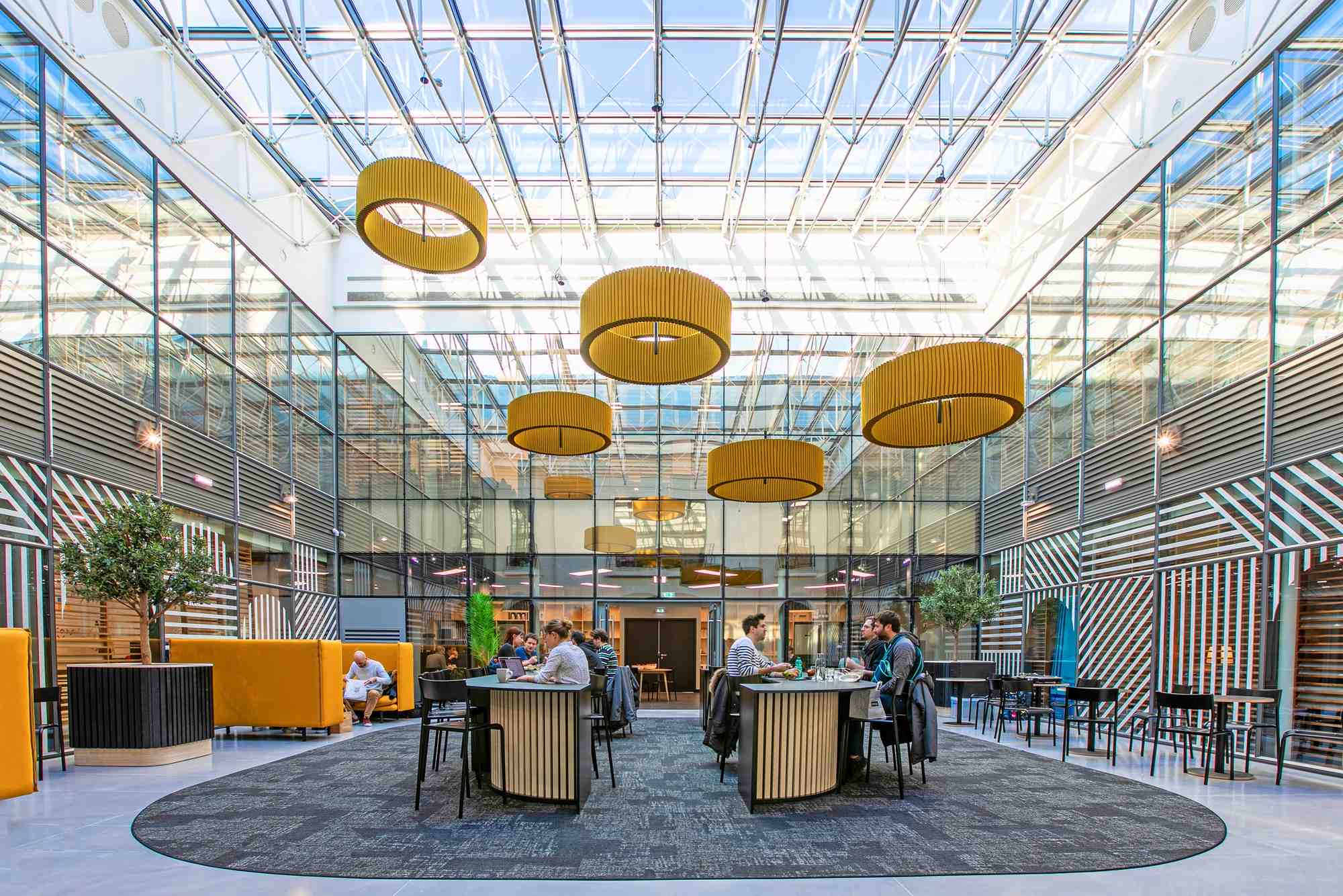 H320 LT2 Les fondateurs du Startup Palace créent Le Palace dans le centre-ville de Nantes. Un lieu de 3 200 mètres carrés conçu pour être la première plateforme d’innovation nantaise au service des entrepreneurs.