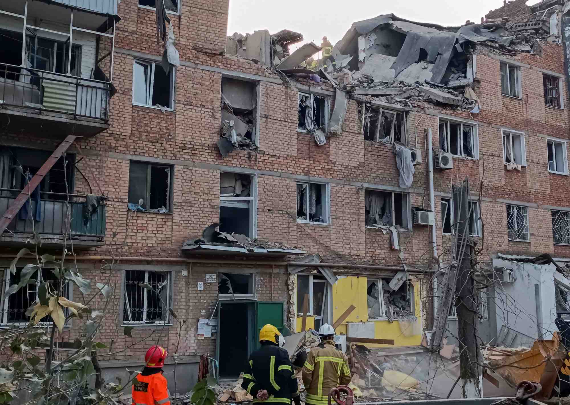 Des sauveteurs travaillent sur le site d'un immeuble d'habitation endommage par une frappe russe a mykolaiv