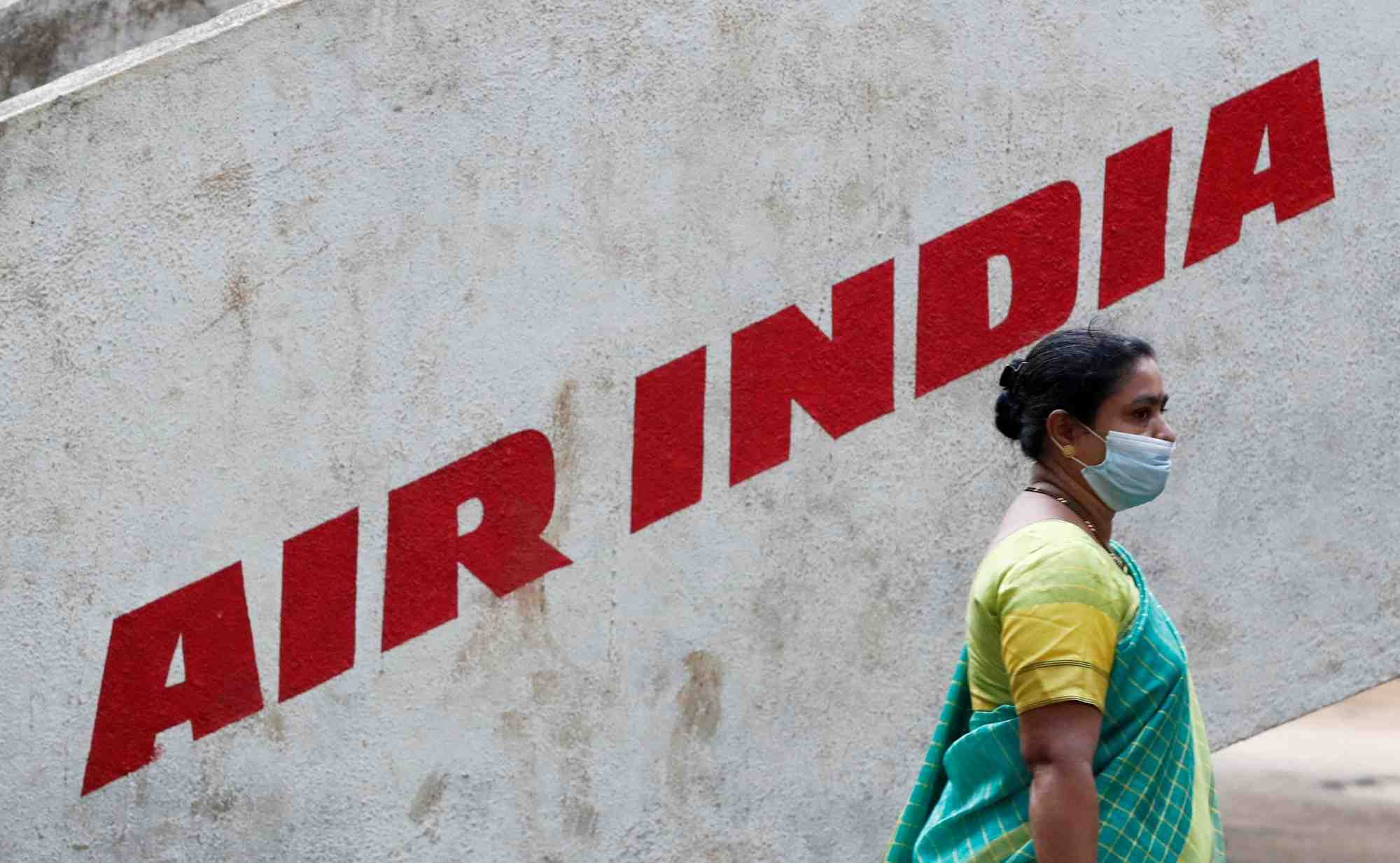 Photo d'archives: une femme passe devant le logo d'air india dans un parc de bonbay