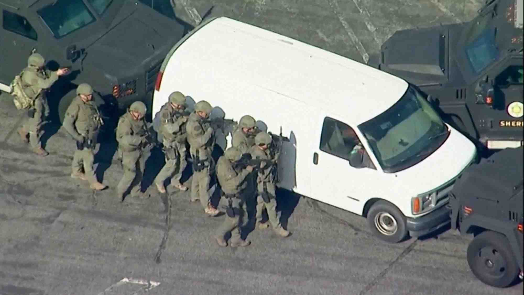 La police encercle une camionette blanche soupconnee d'etre liee a la tuerie de masse de monterrey park