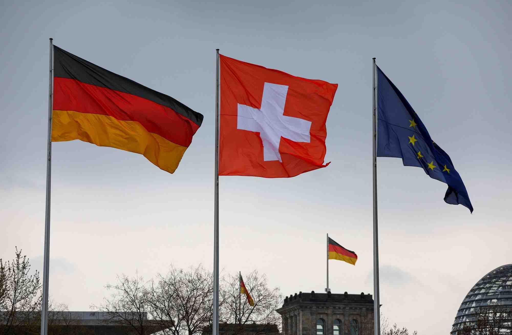 Les drapeaux de l'allemagne, de la suisse et de l'union europeenne