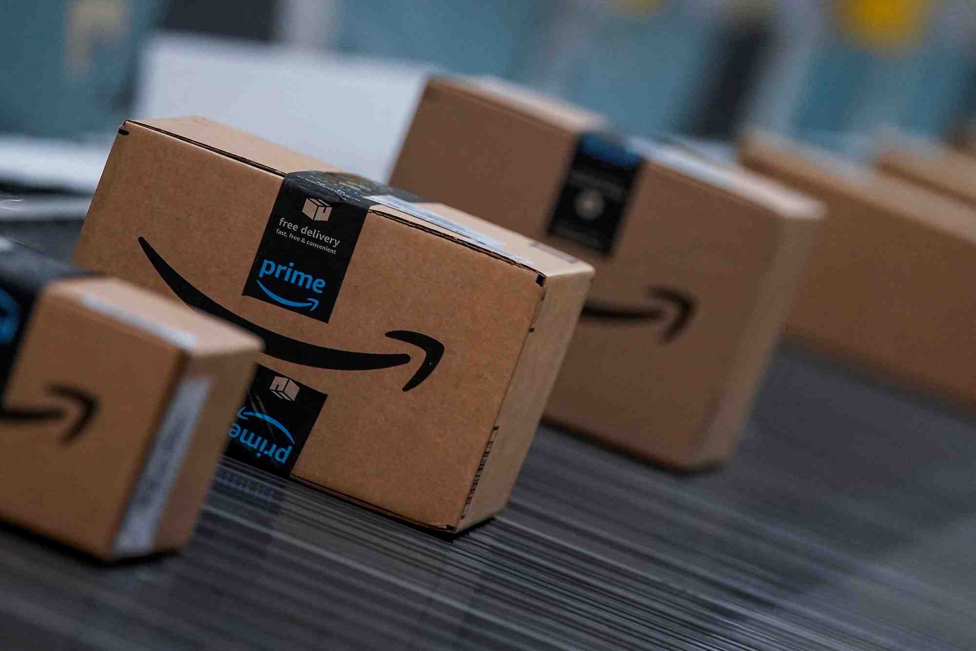 Des cartons d'amazon prets a etre livres pendant le cyber monday dans un entrepot de l'entreprise a robbinsville, aux etats-unis