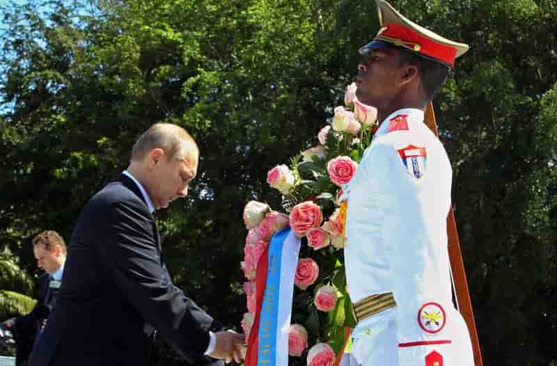Vladimir Poutine à Cuba rencontre Fidel Castro