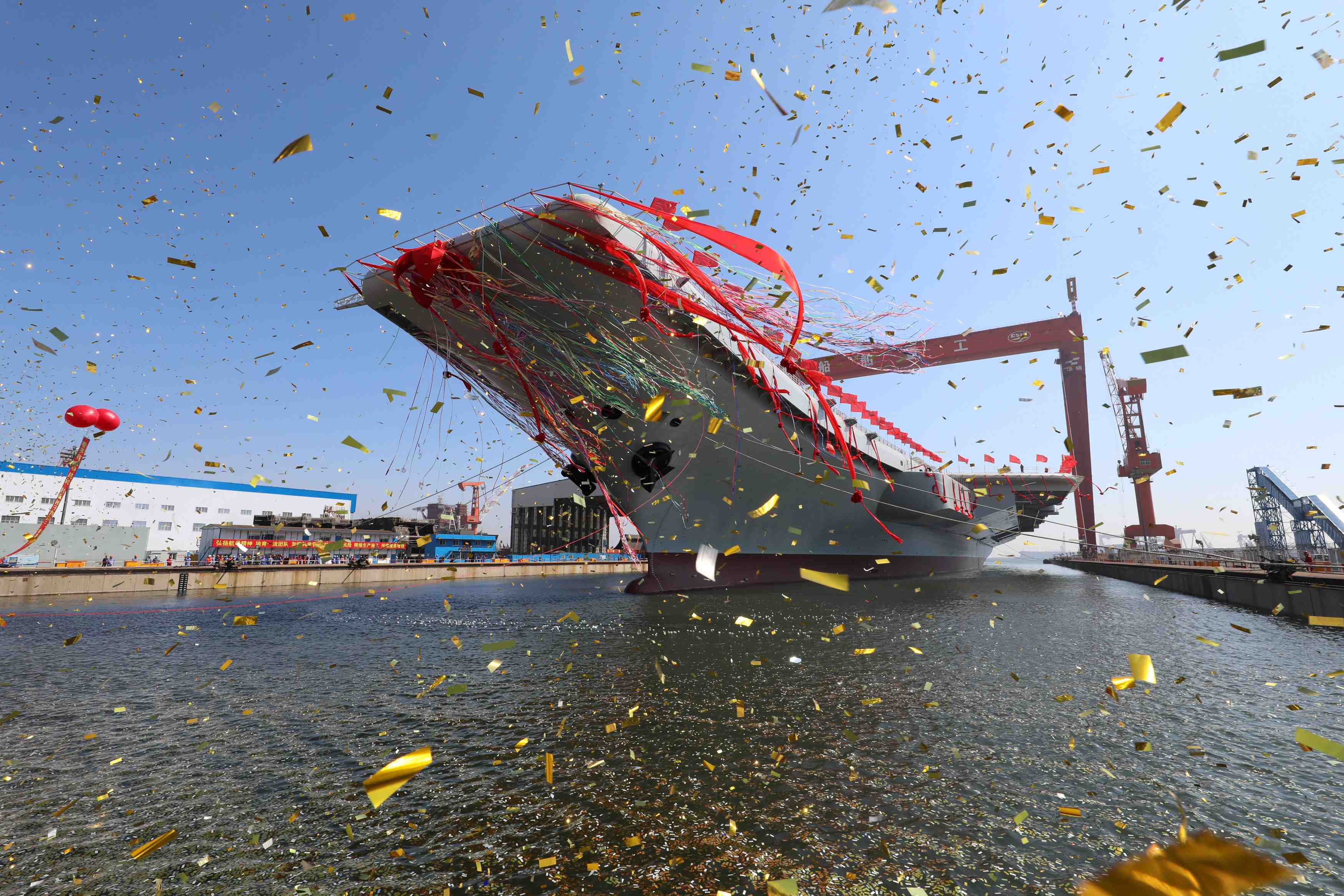 La chine met a l'eau son deuxieme porte-avions