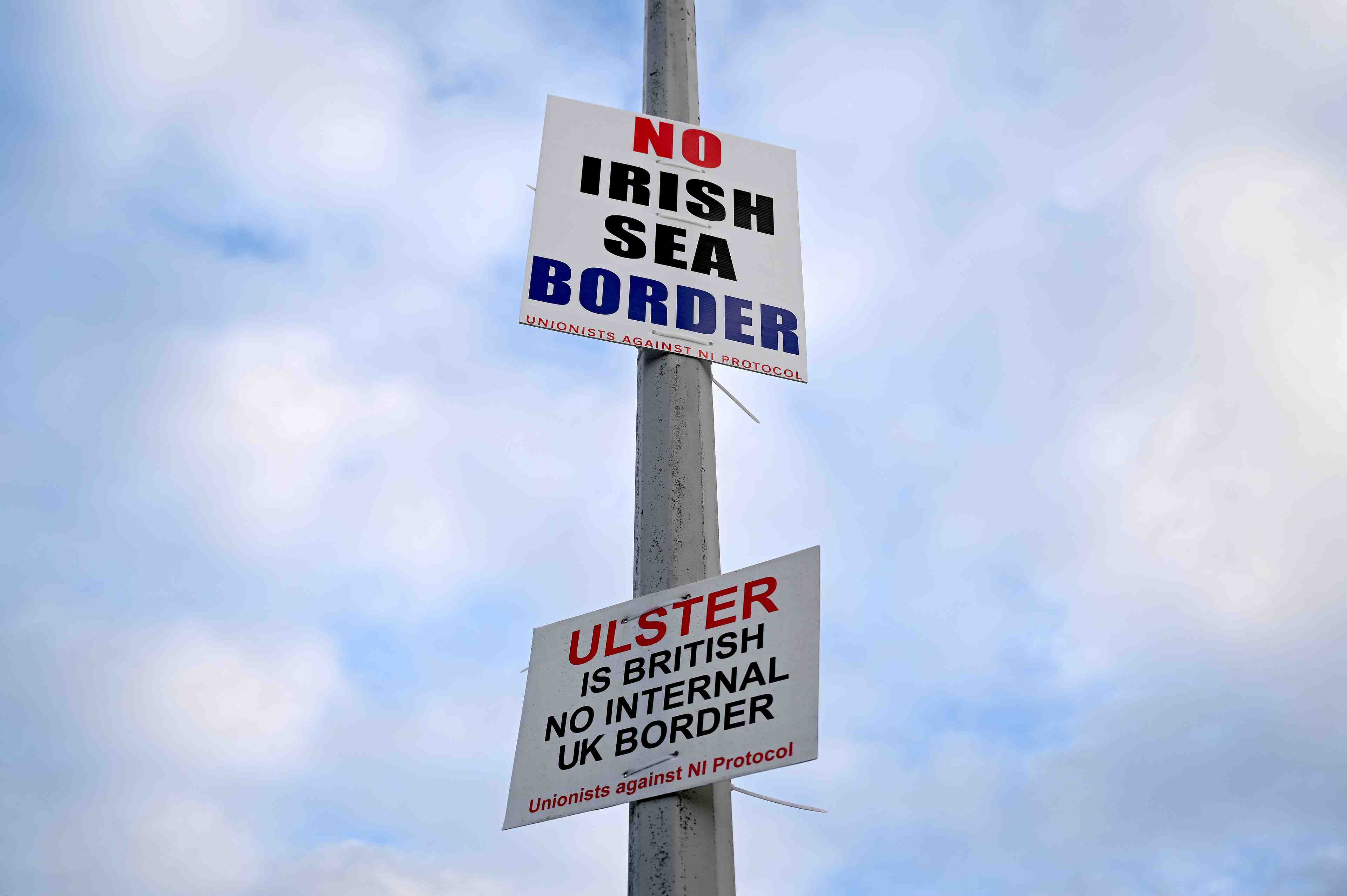 Irlande du nord: londres veut changer les regles du jeu, dit dublin