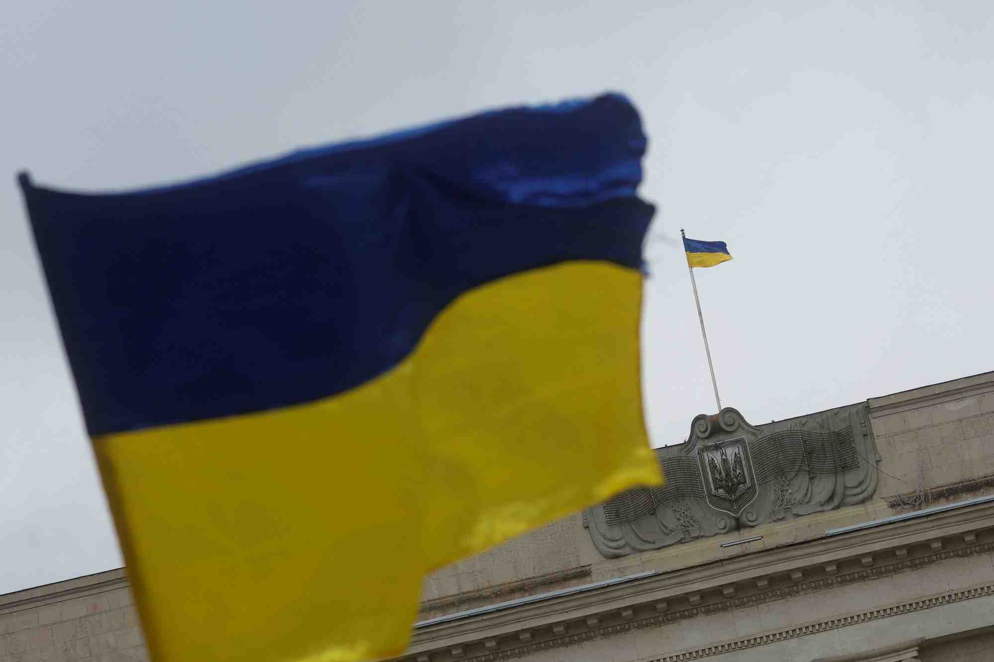 Le drapeau national flotte sur un batiment de l'administration regionale de kherson