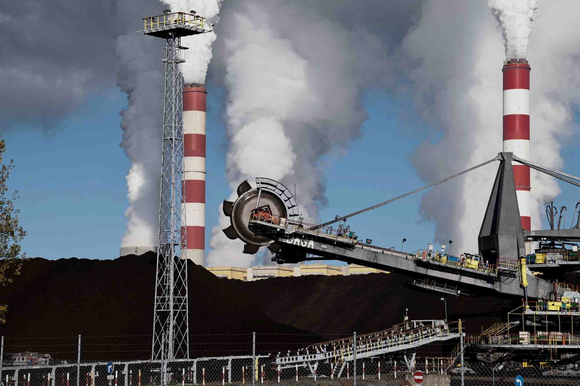La crise energetique alimente la politique du "tout bruler" et suscite des preoccupations sanitaires en europe centrale