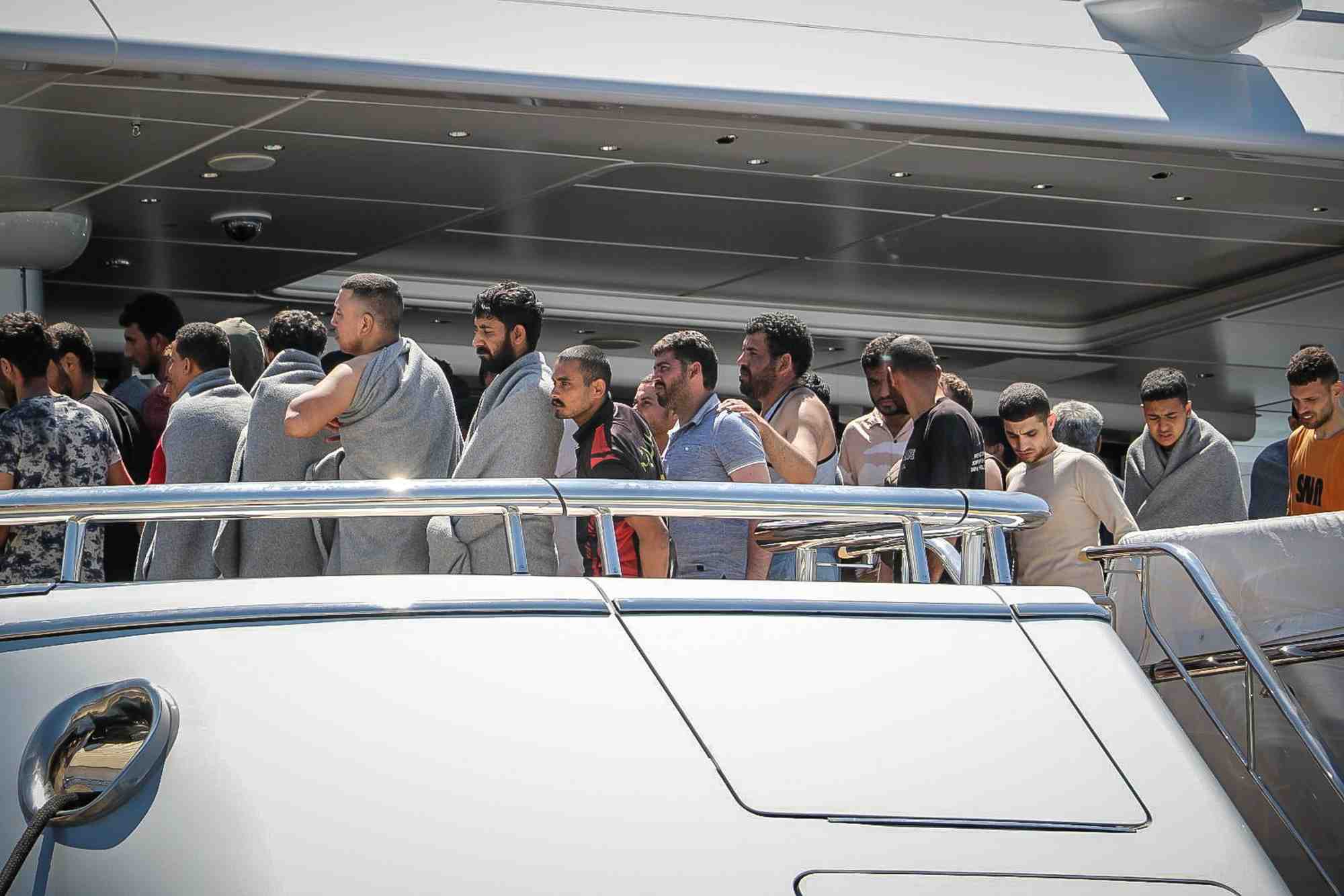 Des migrants arrivent au port de kalamata, en grece, a la suite d'une operation de sauvetage
