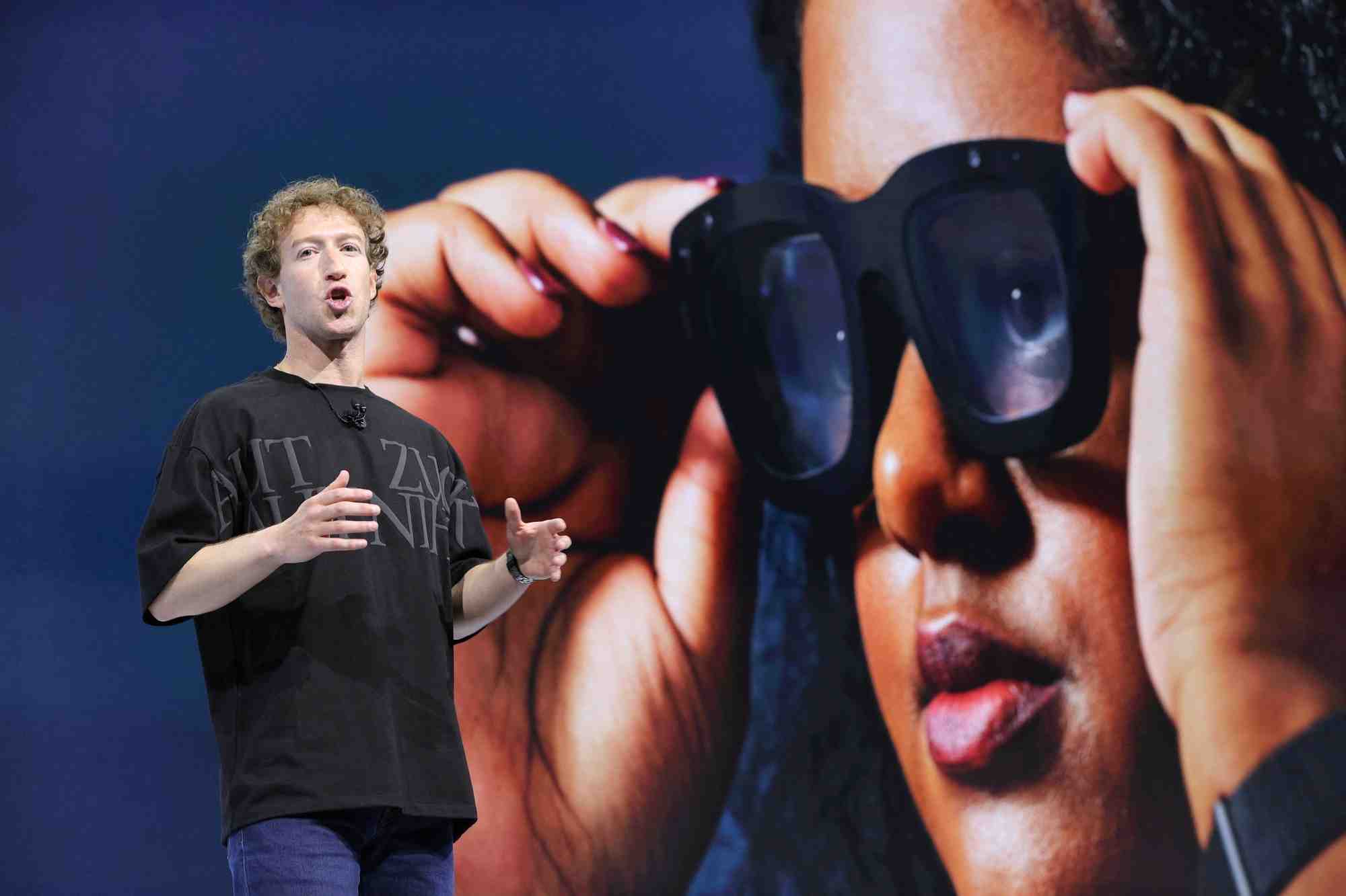 Le pdg de meta, mark zuckerberg, presente les lunettes ar orion lors de l'evenement annuel meta connect