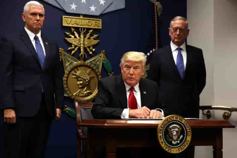 Trump veut reprendre la main apres la contestation de son decret
