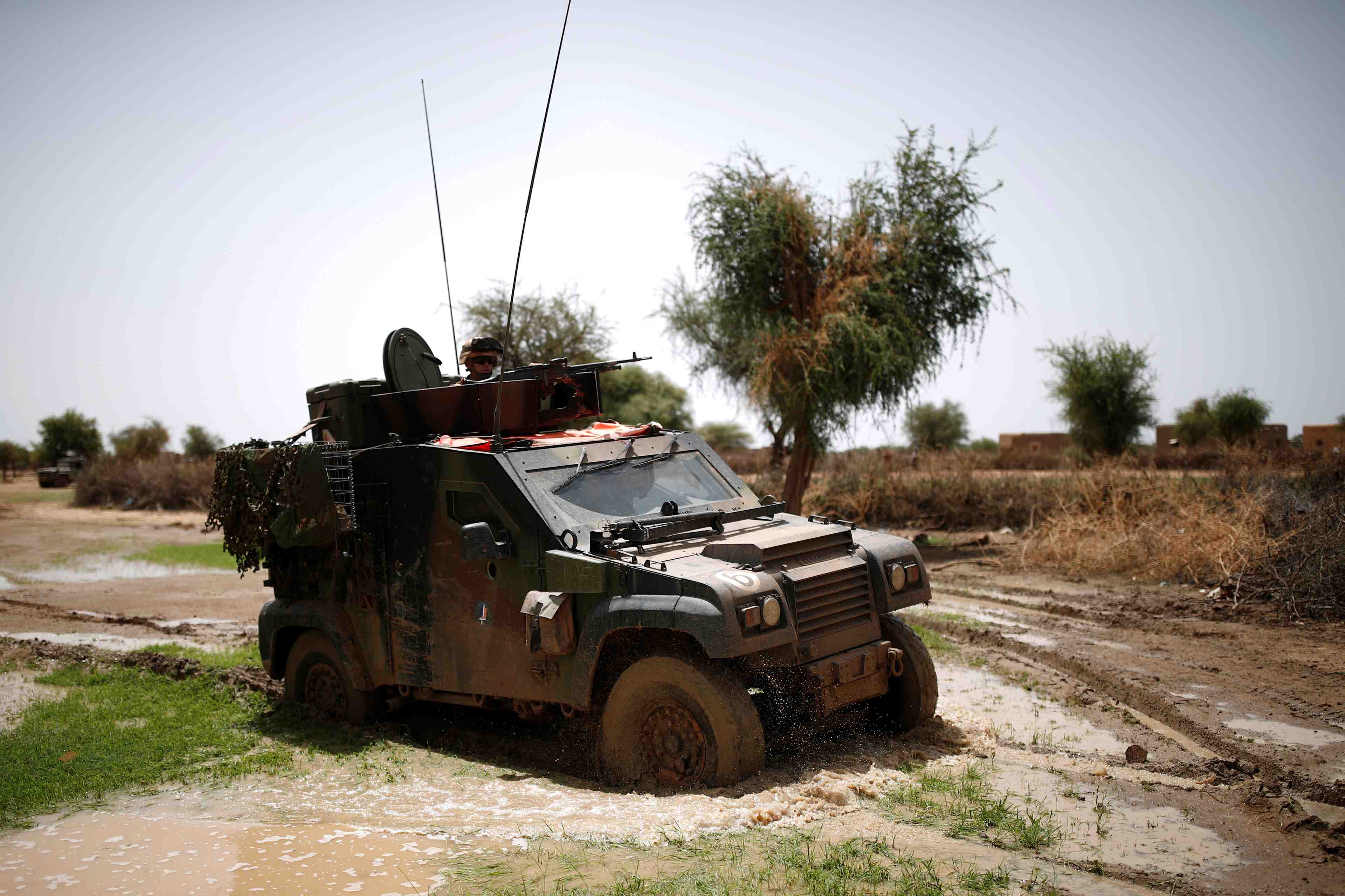 La france ne compte pas "lever la garde" au mali, dit le drian