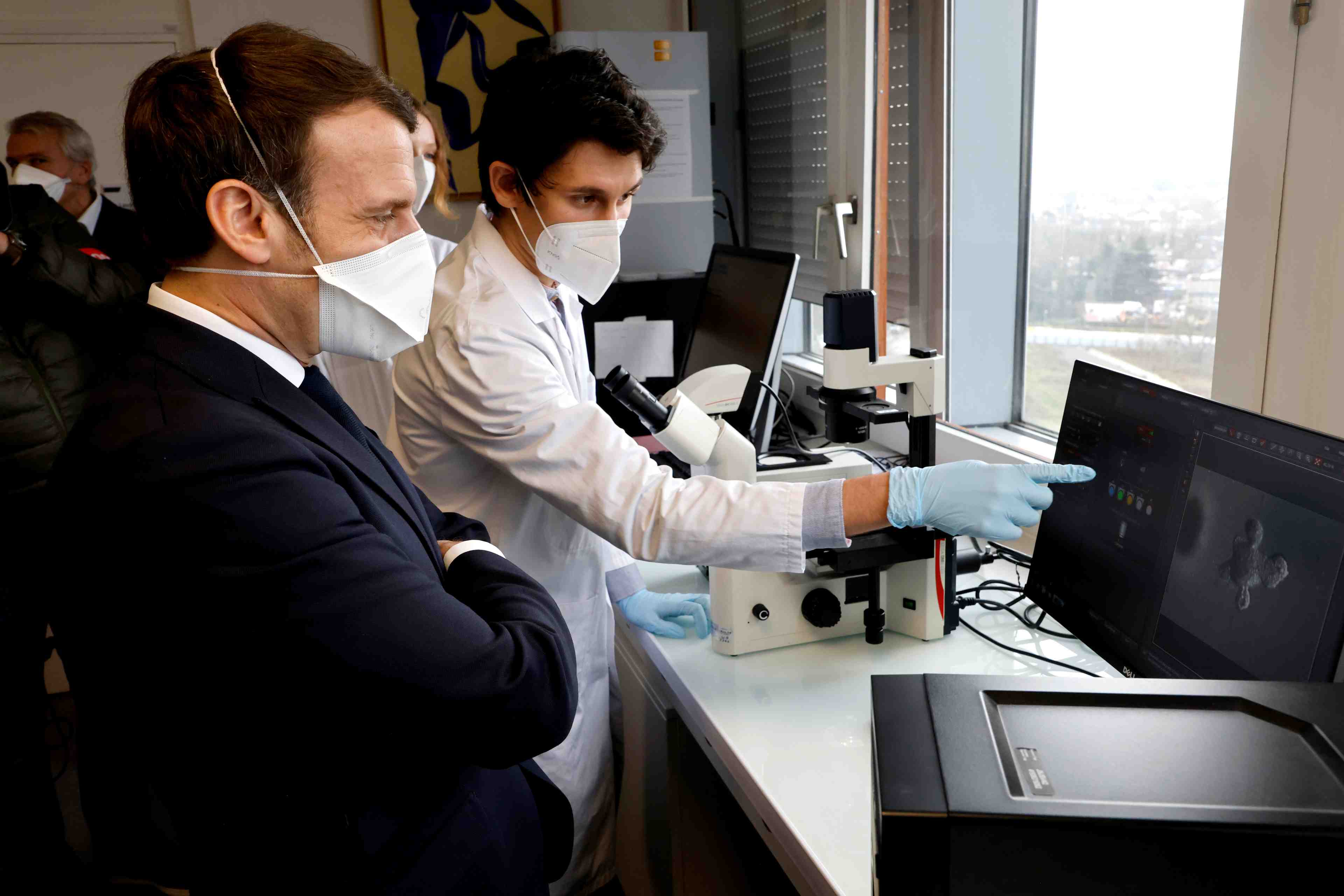 France: macron presente un plan a 10 ans pour faire reculer le cancer