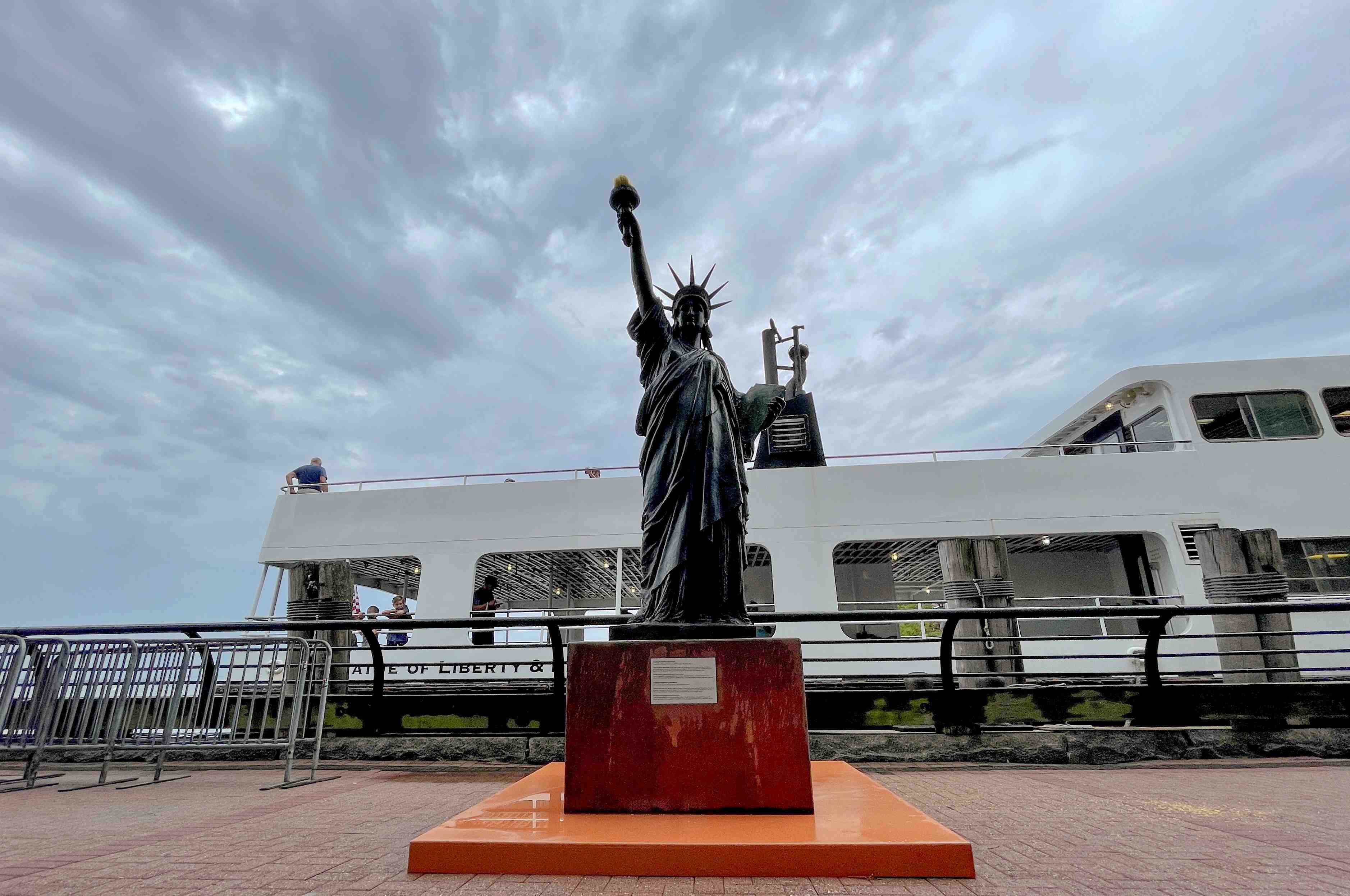 Une petite statue de la liberte retrace le parcours de sa grande soeur a new york