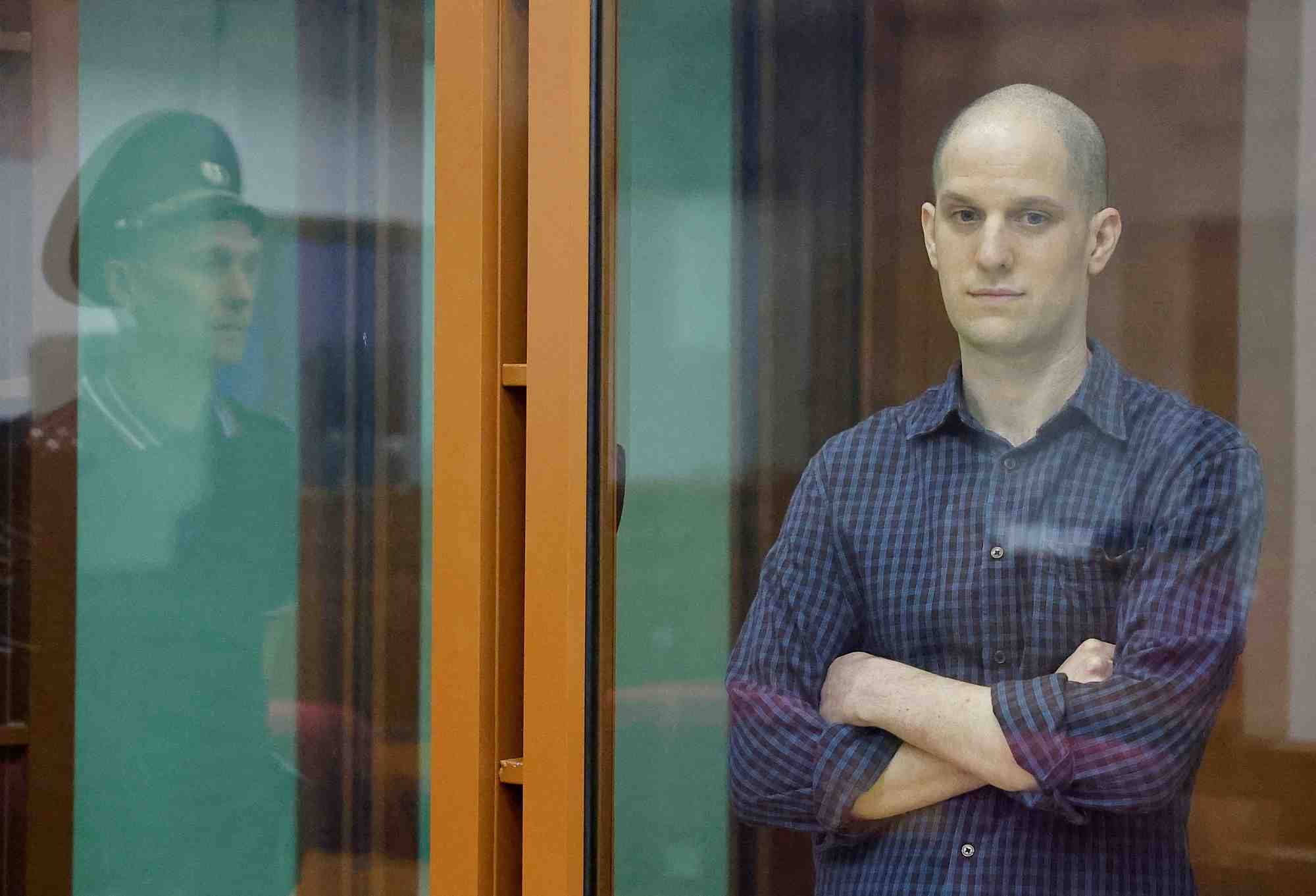 Le journaliste du wall street journal, evan gershkovich au tribunal de yekaterinbourg, en russie
