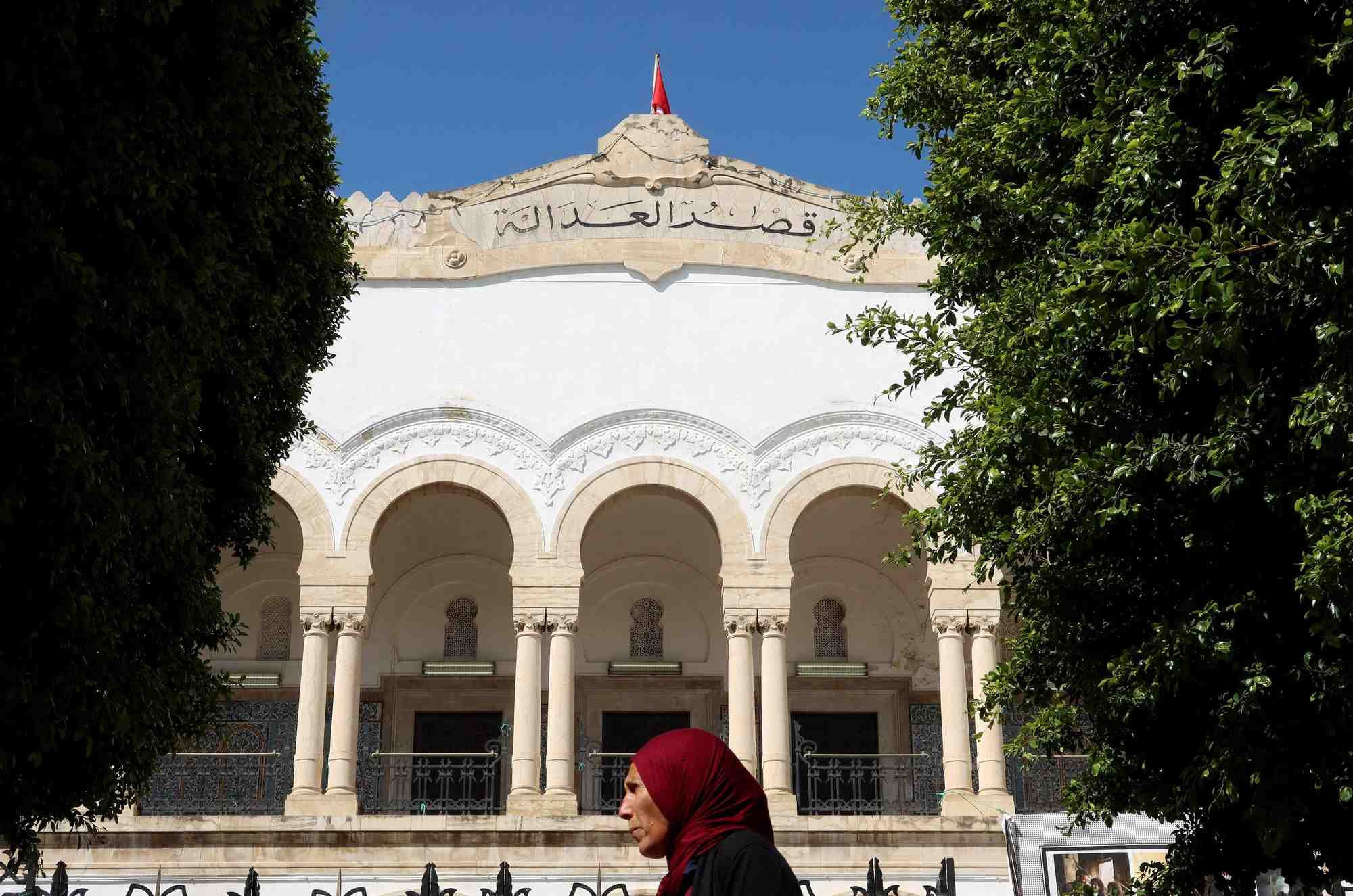 Une femme marche pres du palais de justice a tunis