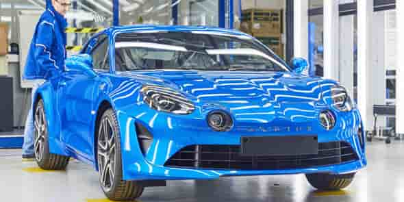 L'Alpine A110, que distribue le Groupe Peyrot, est fabriquée dans l'usine Renault de Dieppe