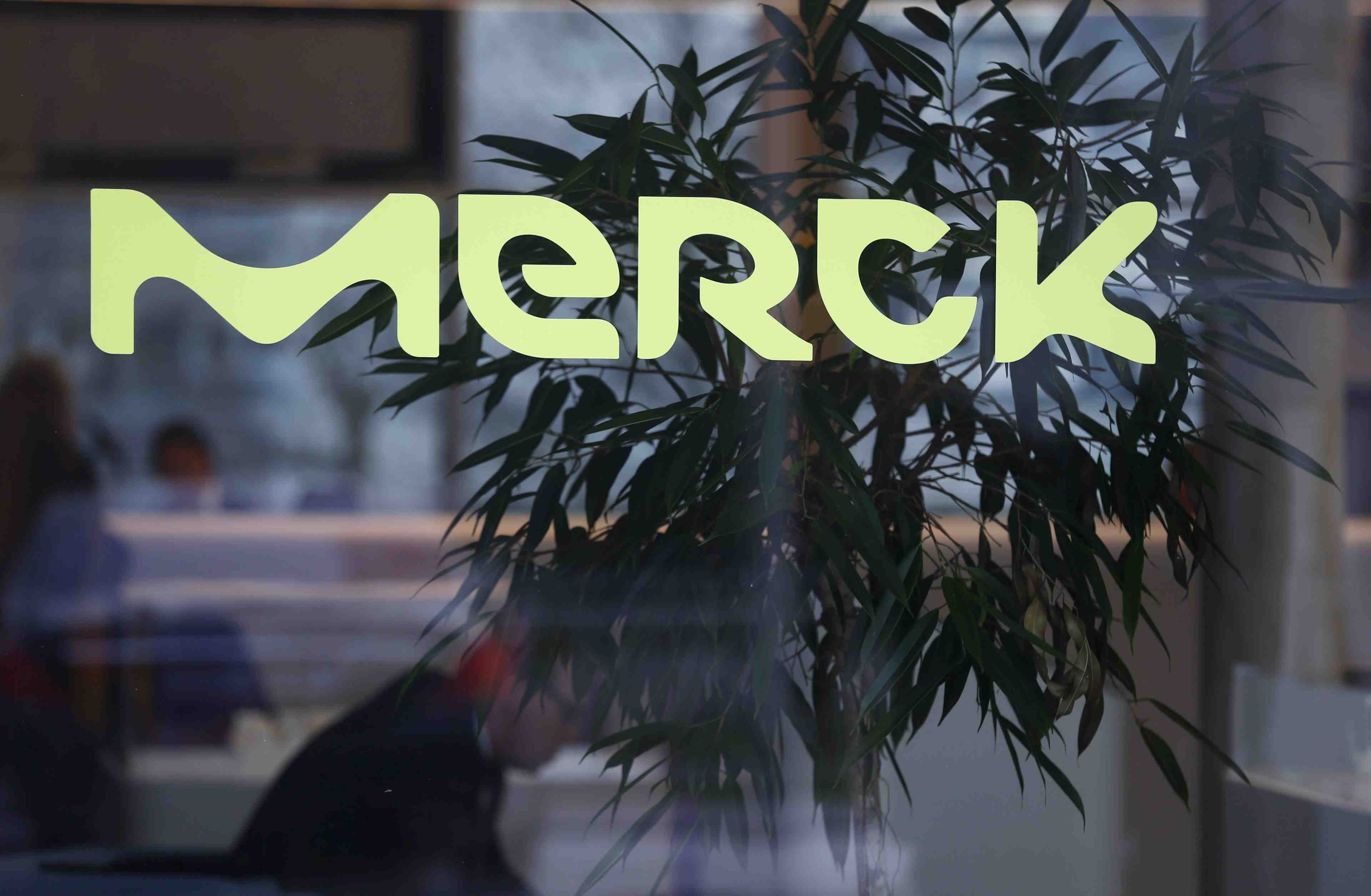 Versum organise la riposte pour resister a l'allemand merck
