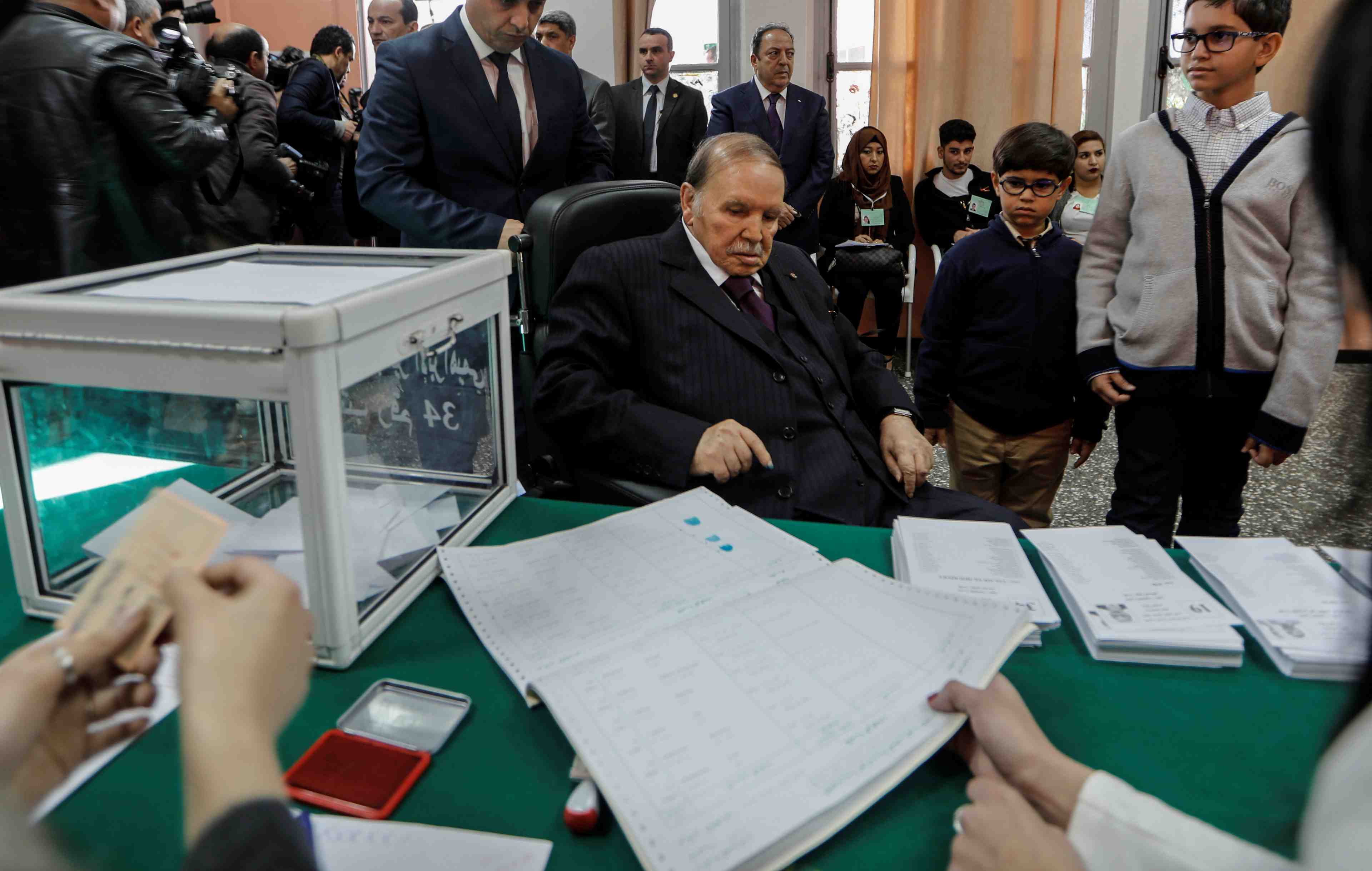 Un des partis au pouvoir en algerie demande le depart de bouteflika