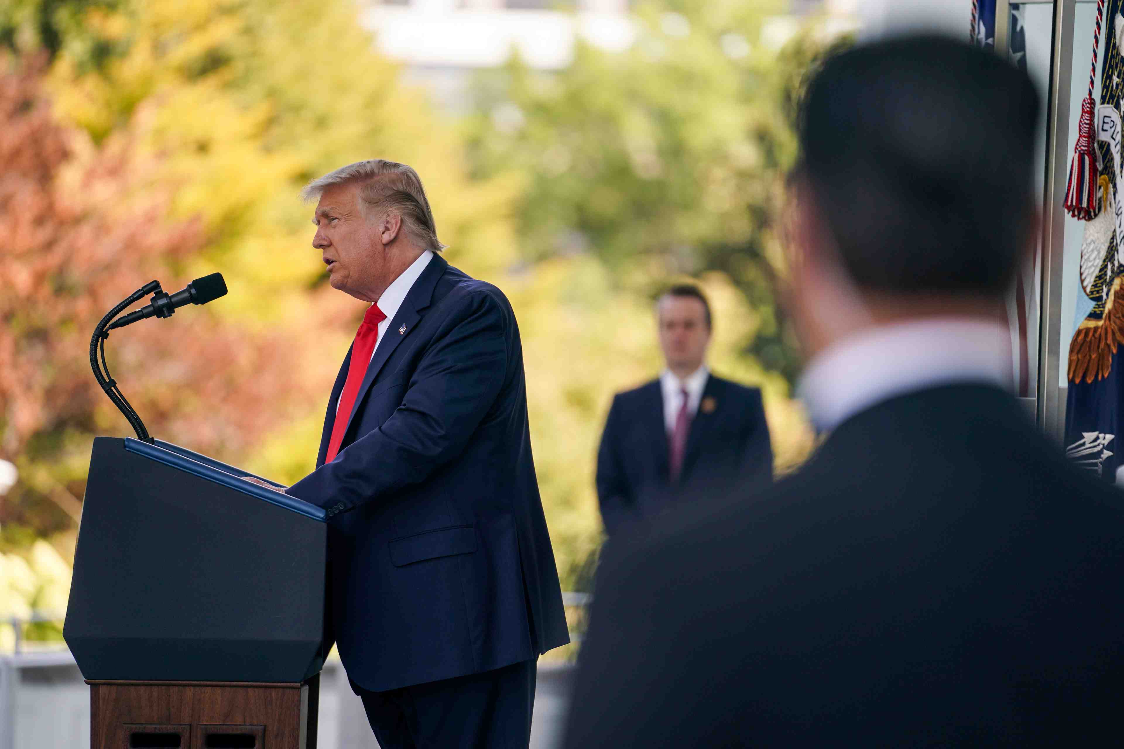 Trump traite biden de "stupide" et reclame des excuses sur un vaccin anti-covid