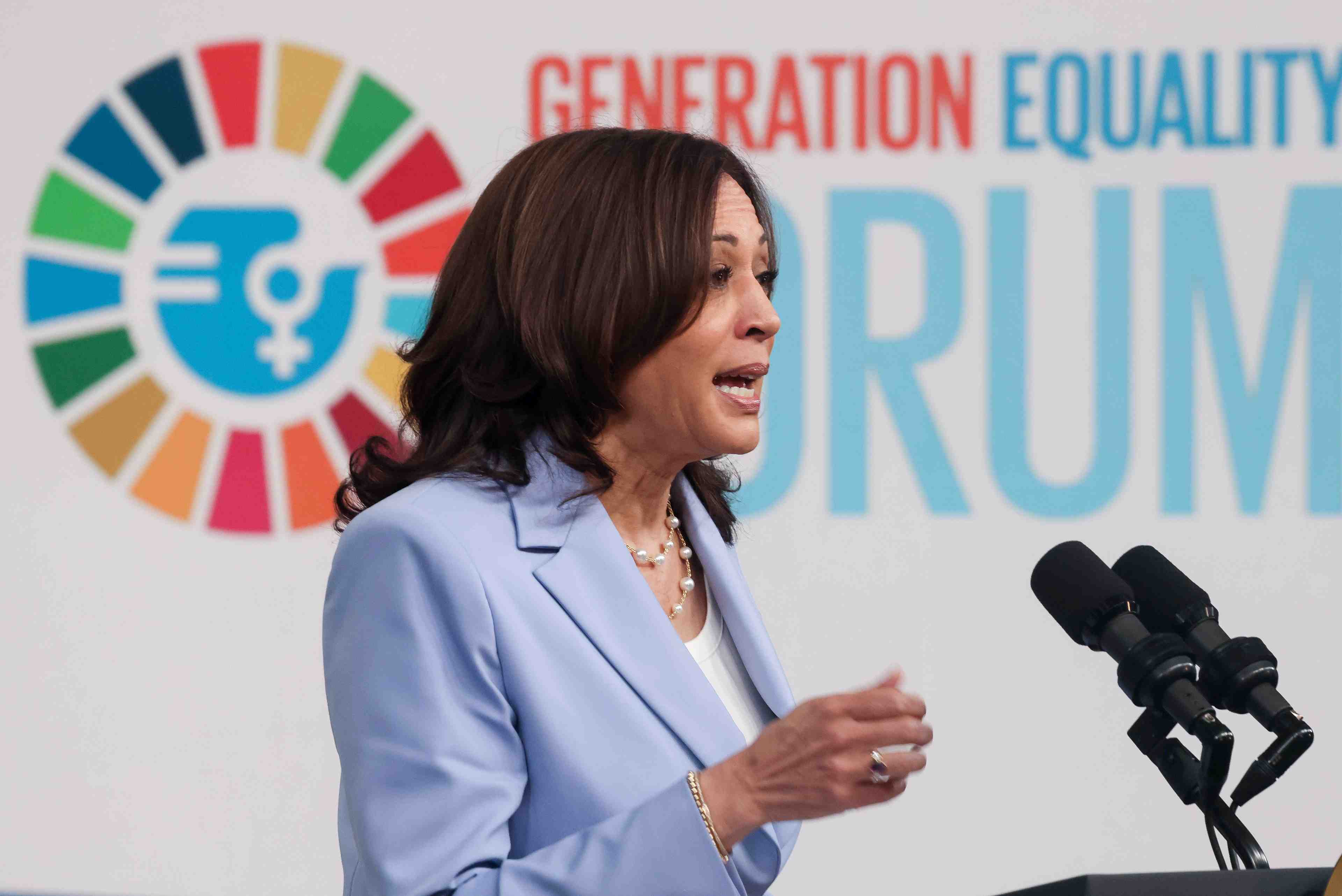 L'egalite femmes-hommes renforce la democratie, dit kamala harris