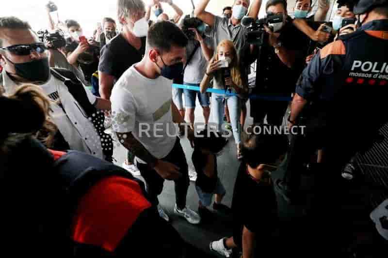 Football: messi va signer dans la journee un contrat avec psg, declare son pere