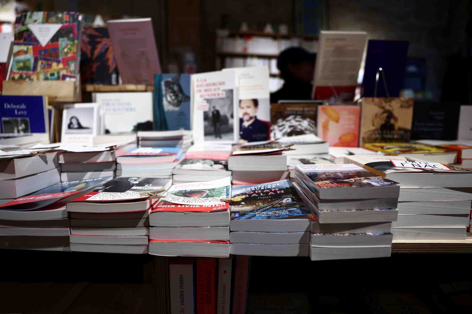 Photo d'archives de livres exposes sur une table a la librairie "la librairie du canal", a paris