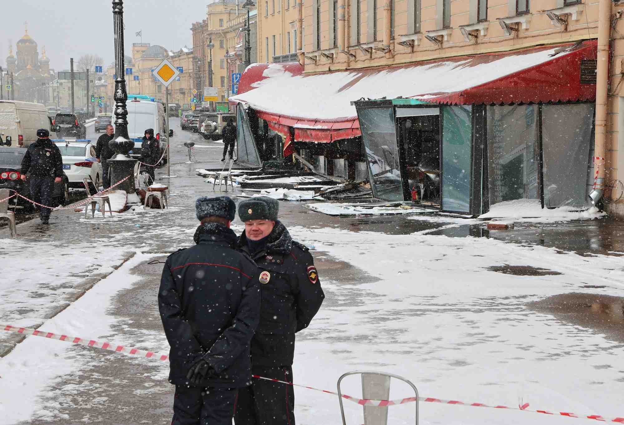 La scene de l'explosion d'un cafe a saint-petersbourg