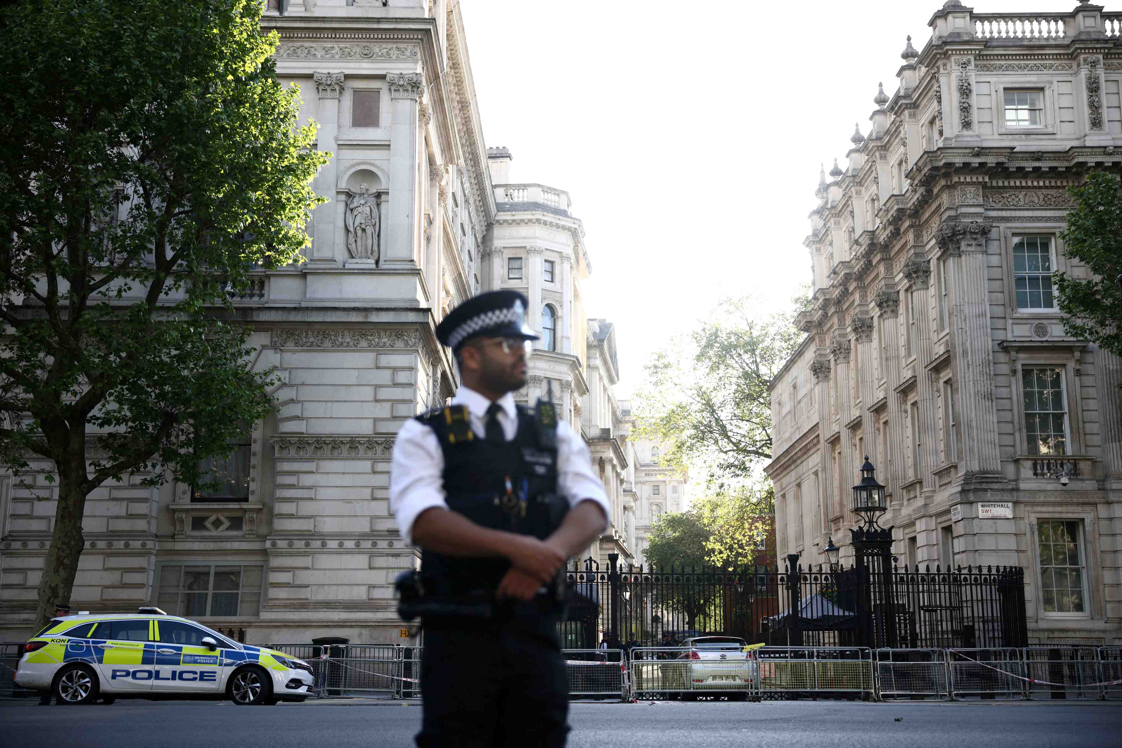 Une voiture percute les grilles de downing street a londres