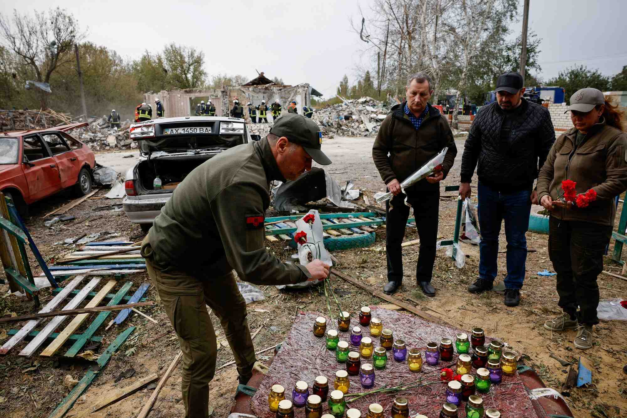 Des personnes rendent hommage aux victimes de frappes russes dans la region de kharkiv, en ukraine