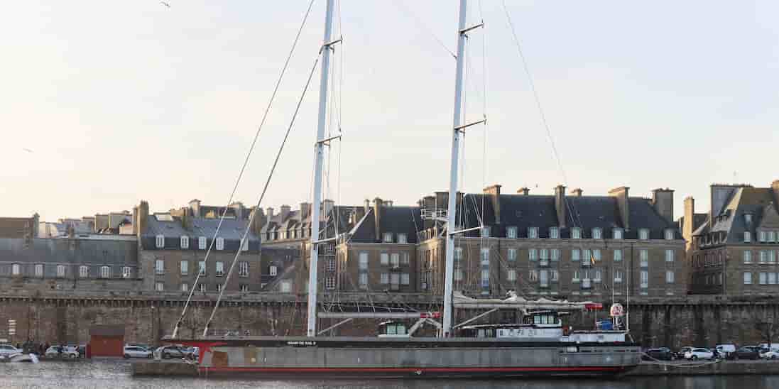 Le fret vélique requiert en moyenne un peu plus de temps en mer que les navires marchands à énergie fossile, mais gagne du temps en arrivant directement dans les ports.